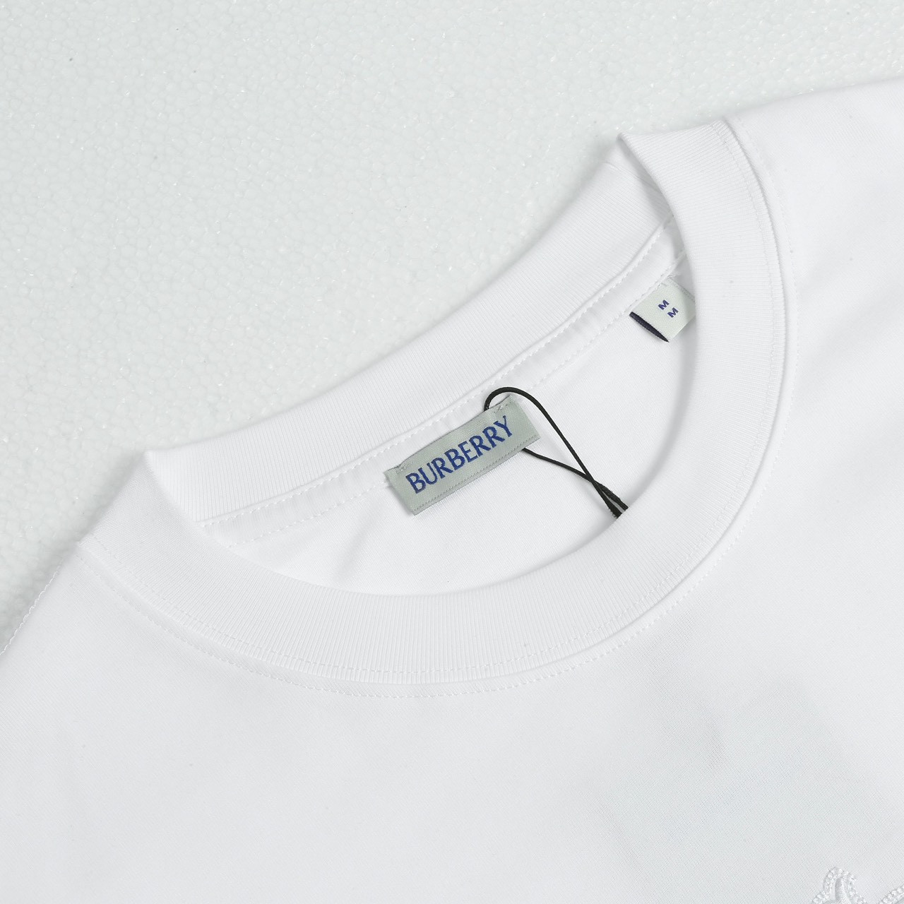 <p>Burberry &nbsp;logo绣花短袖T恤(白)</p>