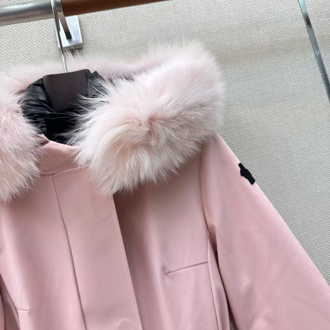 <p>MONCLER 经典Celac短款收腰羽绒滑雪服(粉)</p>