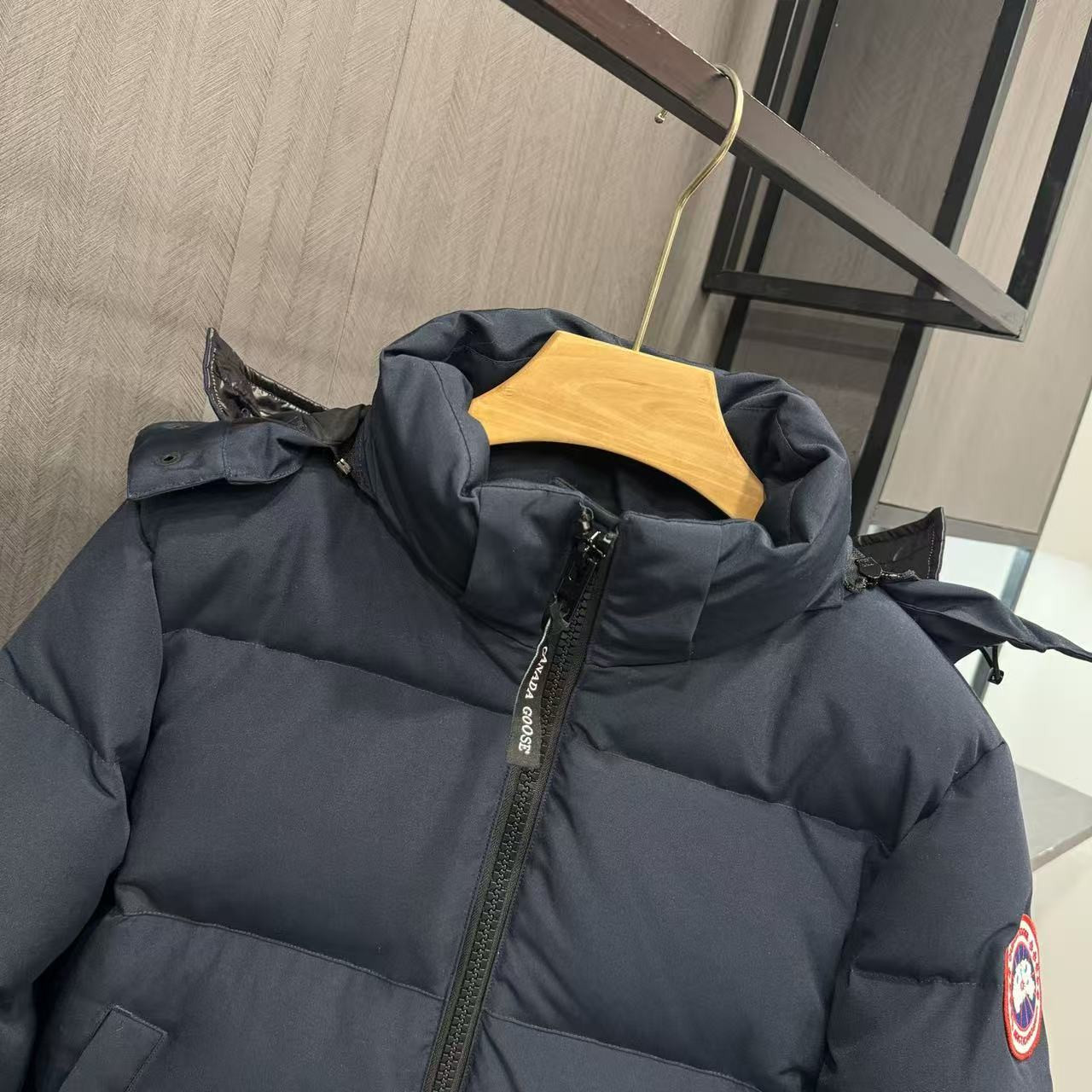 <p>Canada Goose 可拆卸兜帽全長款羽绒服(藏青)</p>