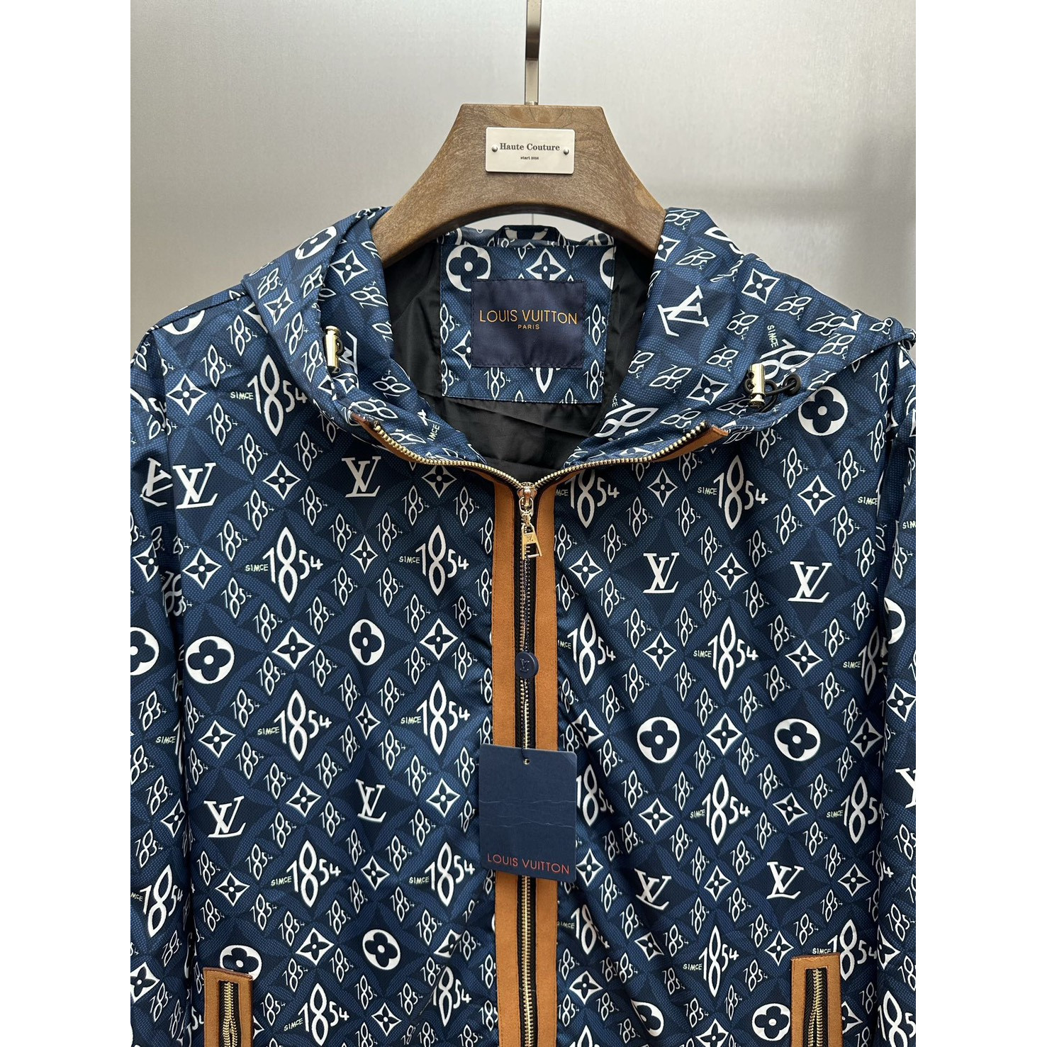 <p>LOUIS VUITTON 满印老花连帽防风夹克</p>