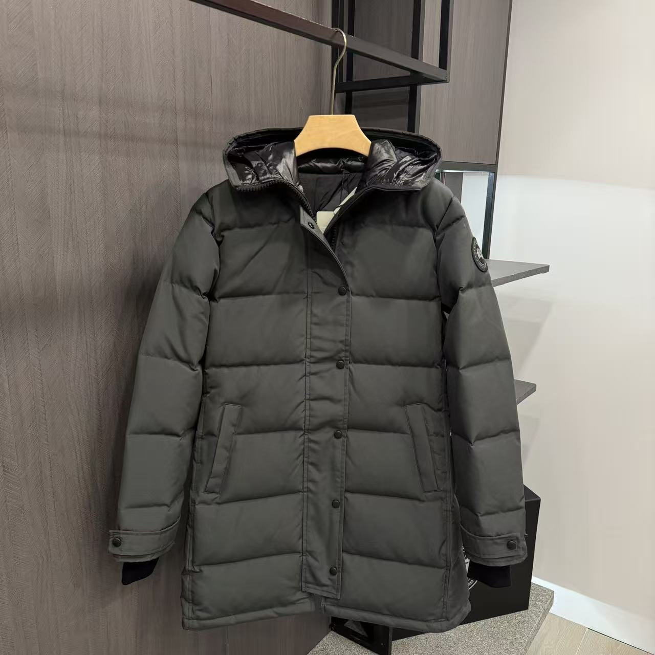 <p>Canada Goose Shelburn*派克大衣羽绒服(灰色黑標)</p>