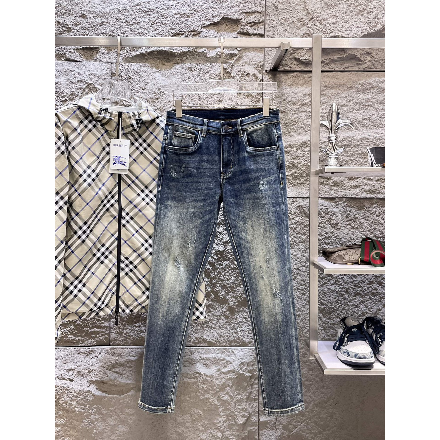 <p>LOEWE&nbsp;高端牛仔裤</p>