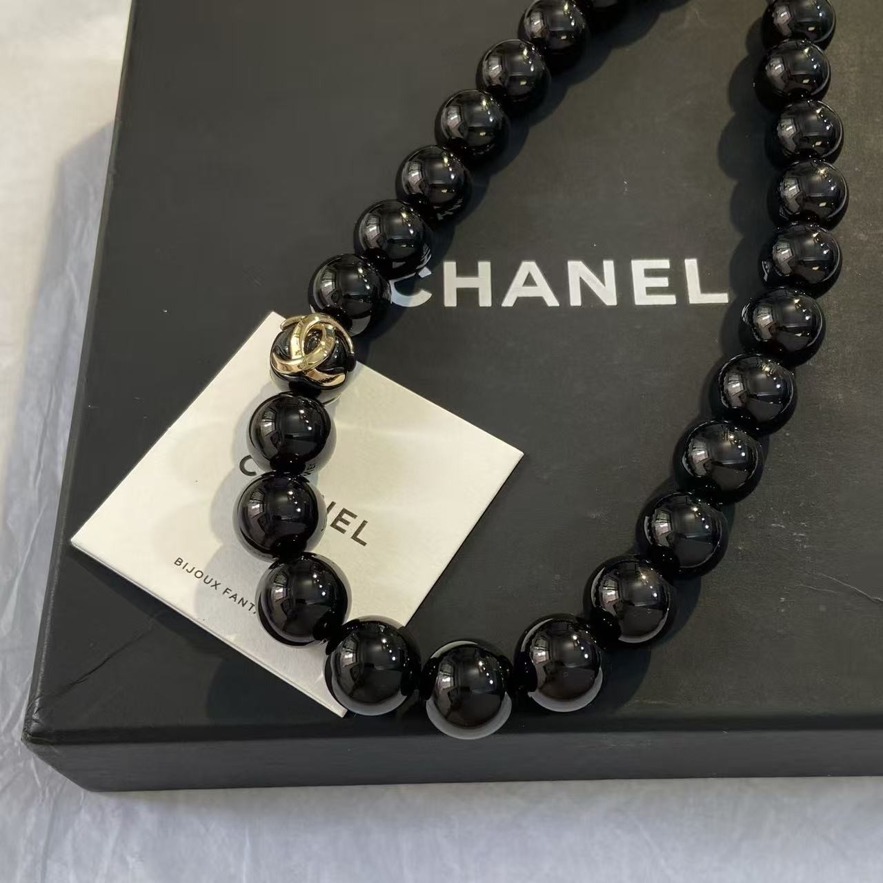 <p>CHANEL 抱珠吊金珠项链</p>