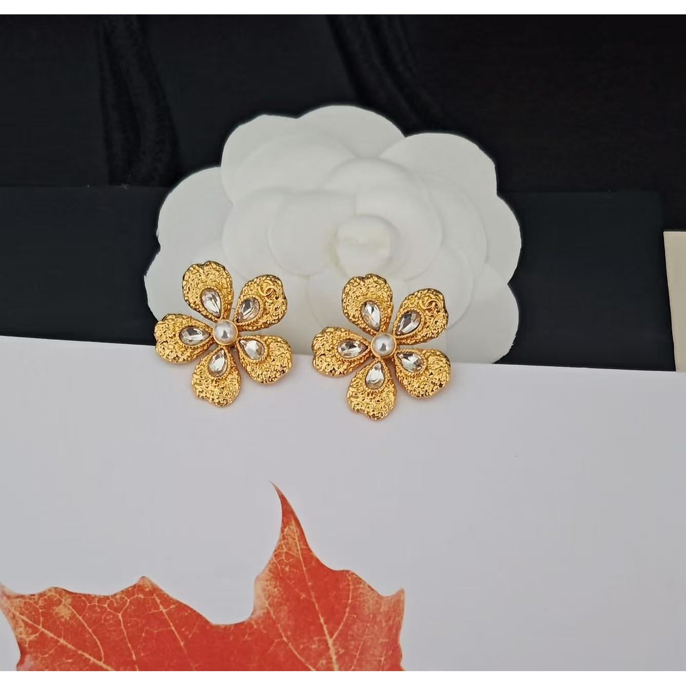 <p>CHANEL&nbsp;金色花朵耳钉</p>