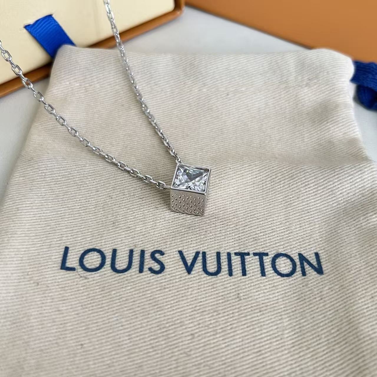 <p>LV 项链</p>