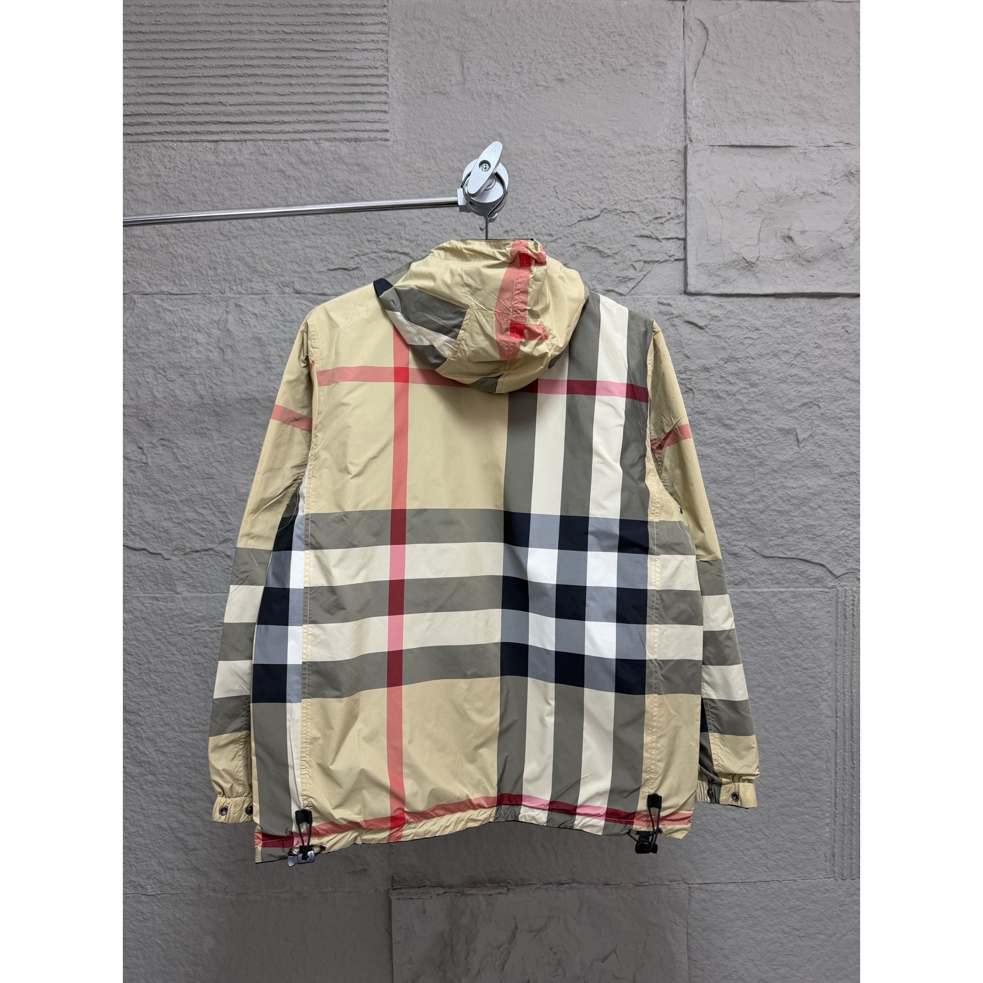 <p>Burberry 双面穿连帽外套</p>