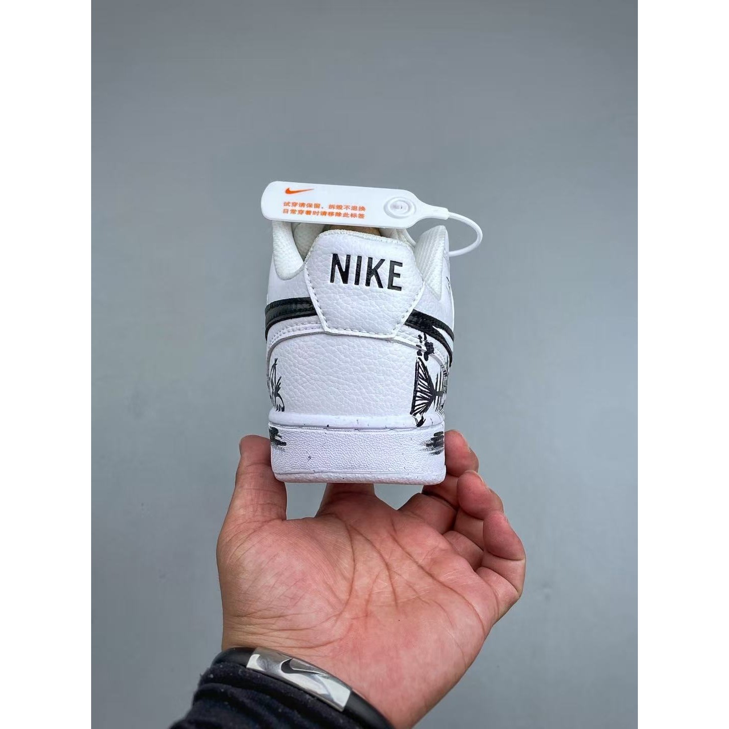 <p>NIKE COURTVISION 手绘泼墨涂鸦定制板鞋 (白)</p>