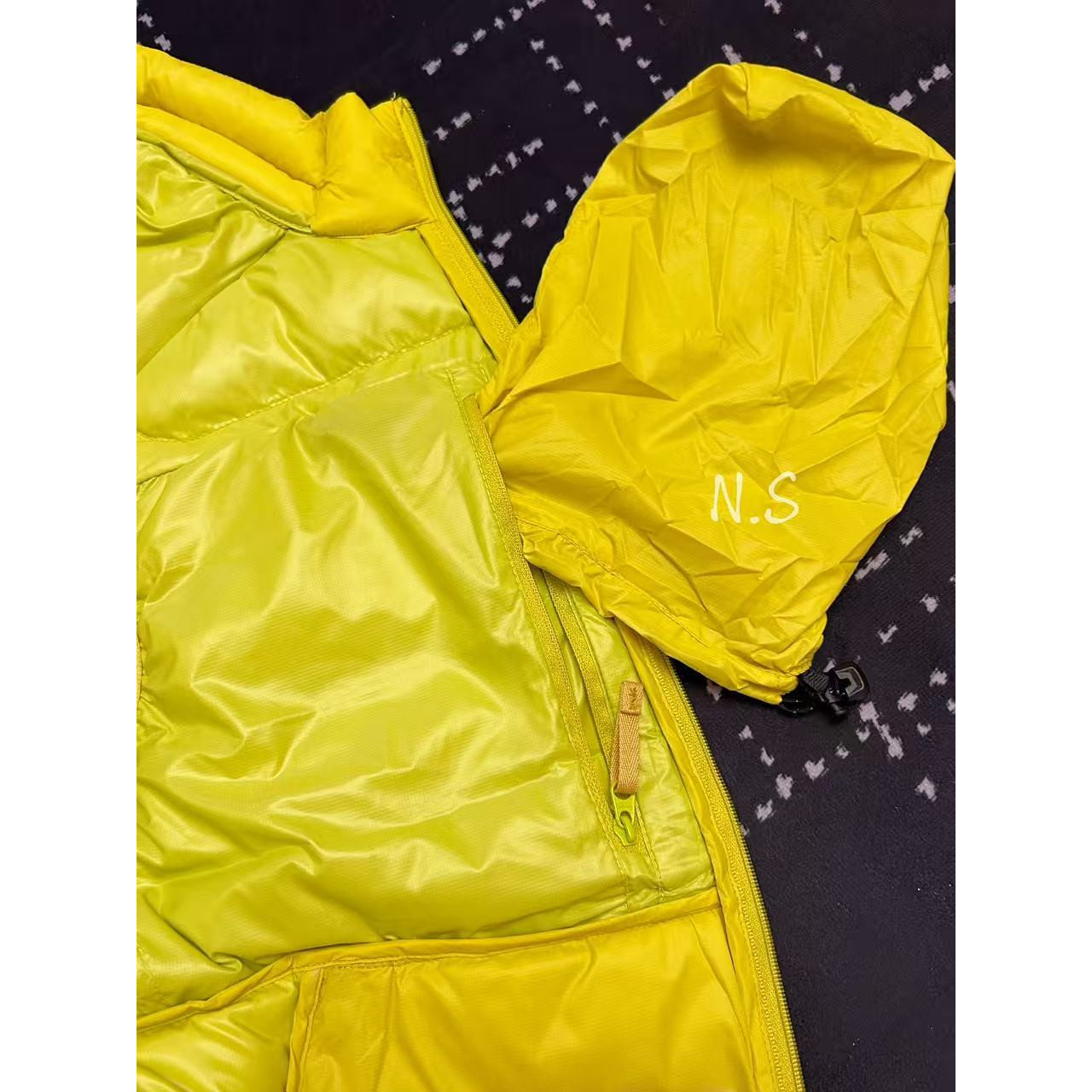 <p>Arc'teryx 立领鹅绒马甲(銅砂黃)</p>
