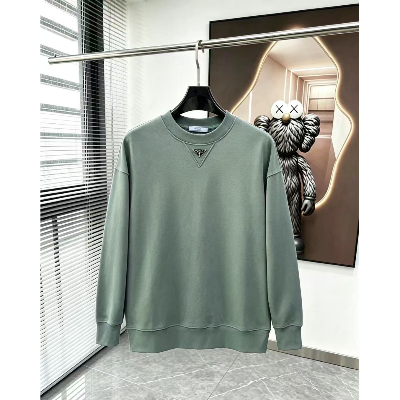 <p>PRADA 圓領長袖T恤(軍綠)</p>