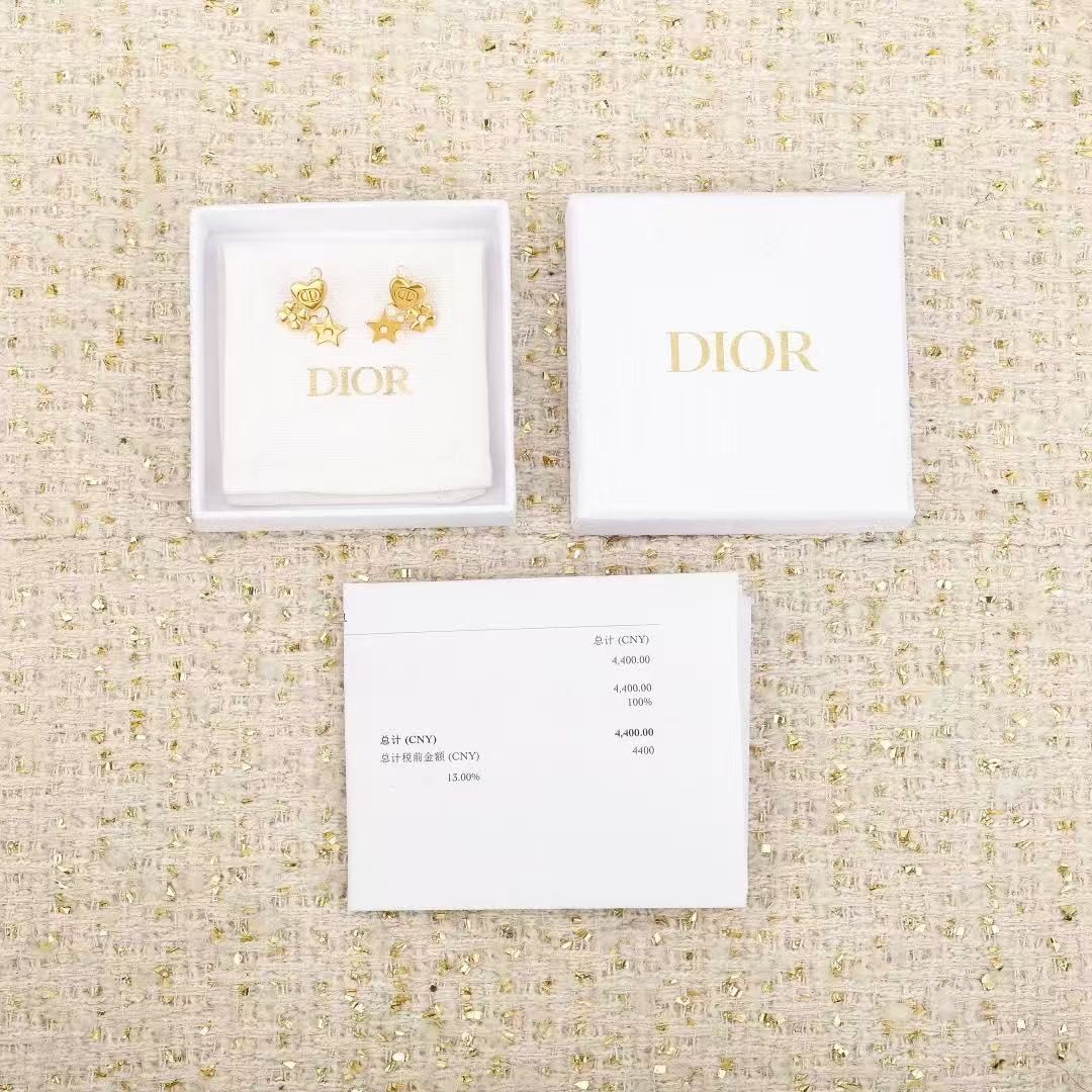 <p>DIOR&nbsp;珍珠星星四叶草爱心CD耳钉</p>