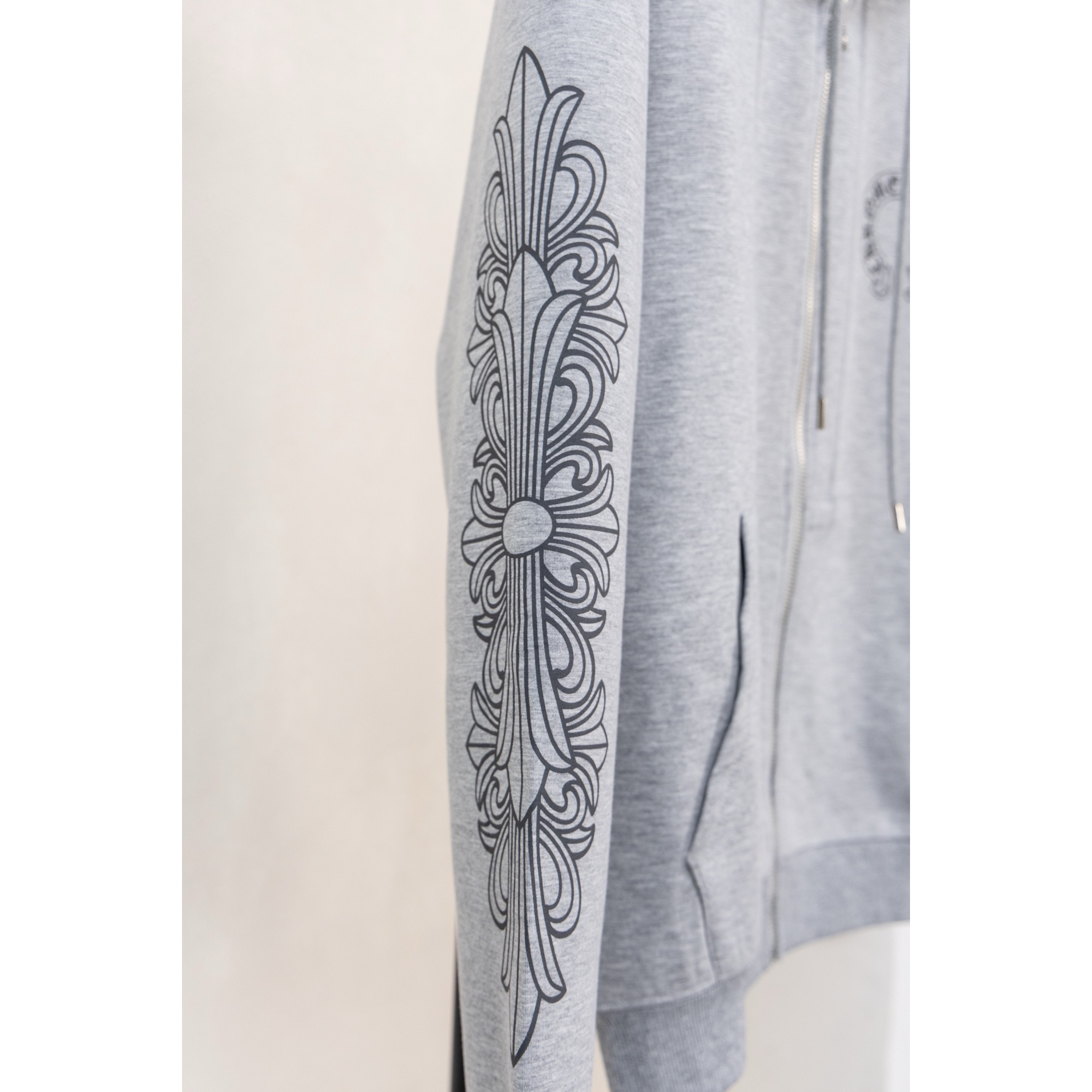 <p>CHROME HEARTS&nbsp;&nbsp;马蹄麒麟臂连帽外套(XB138灰)</p>
