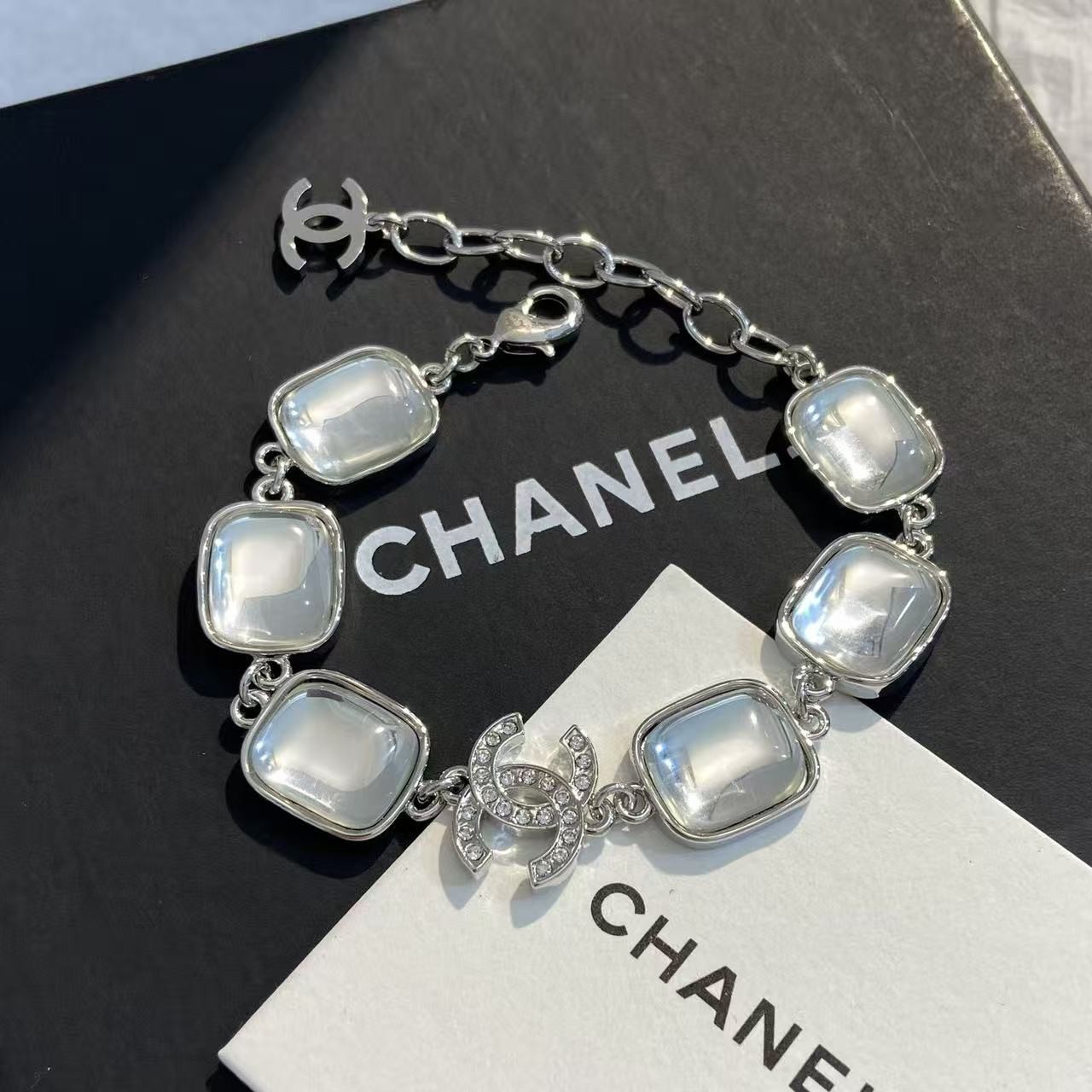 <p>CHANEL 银色方糖透明水晶双C手链</p>