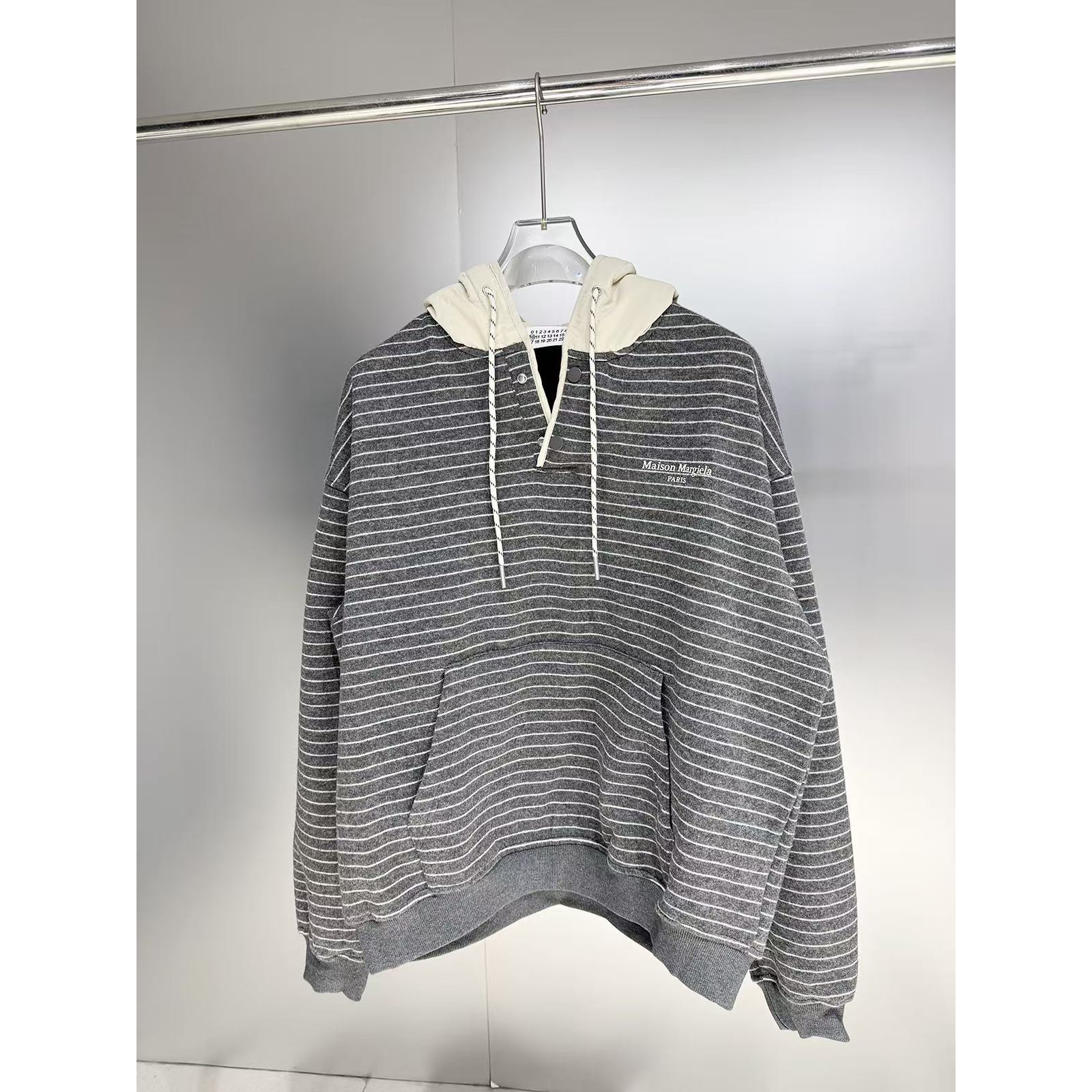 <p>Maison Margiela 撞色条纹加绒连帽卫衣(黑)</p>