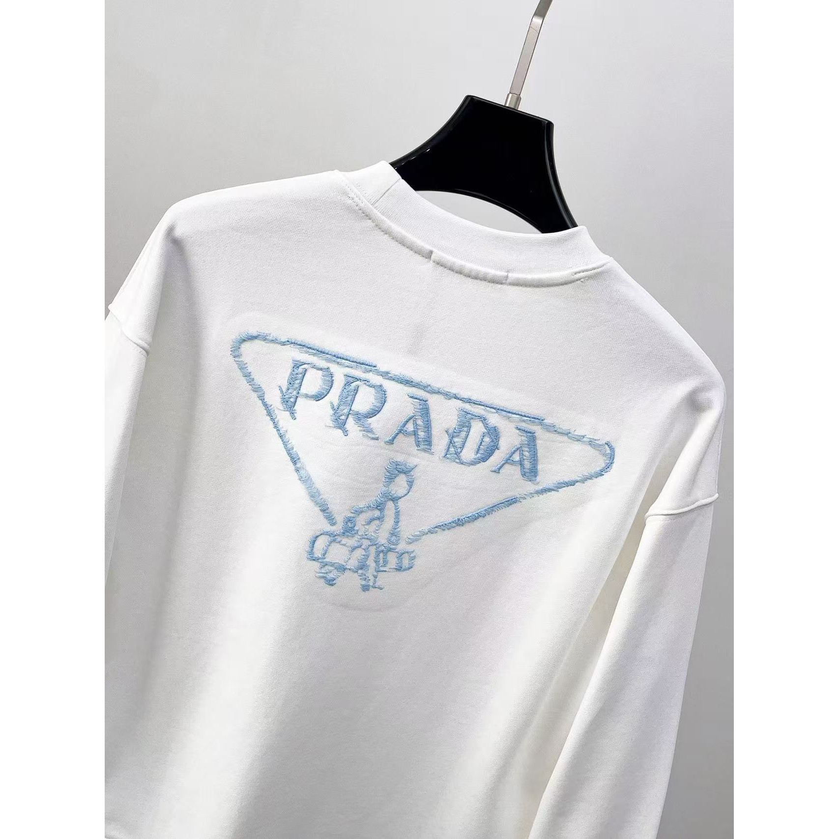 <p>PRADA&nbsp;圓領長袖T恤(白)</p>