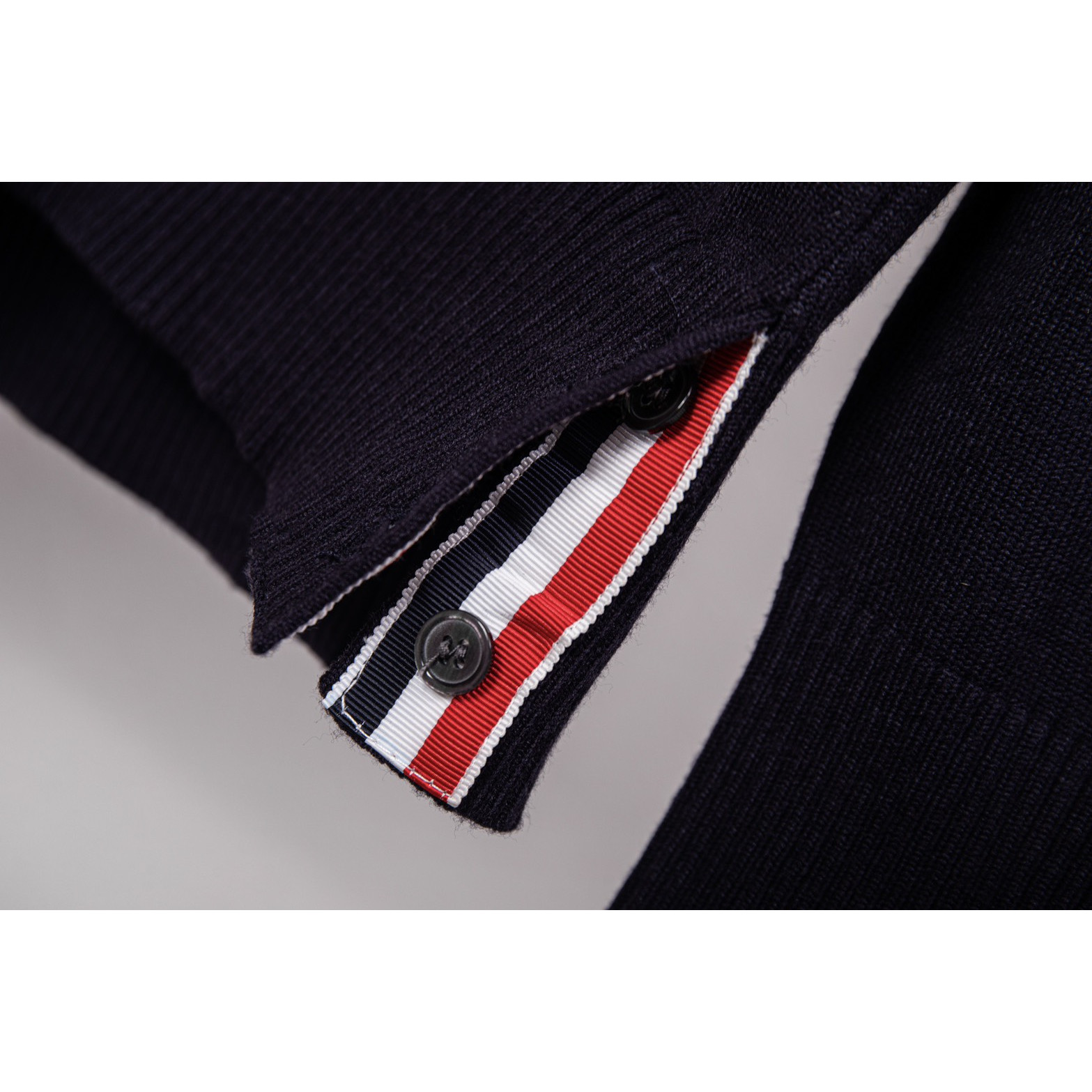 <p>Thom Browne&nbsp;针织开衫外套(黑色DZ17)</p>
