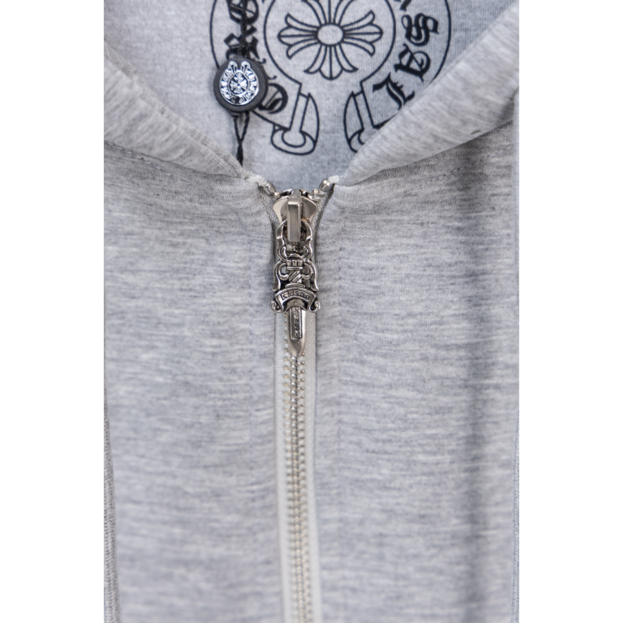 <p>CHROME HEARTS&nbsp;&nbsp;马蹄麒麟臂连帽外套(XB138灰)</p>