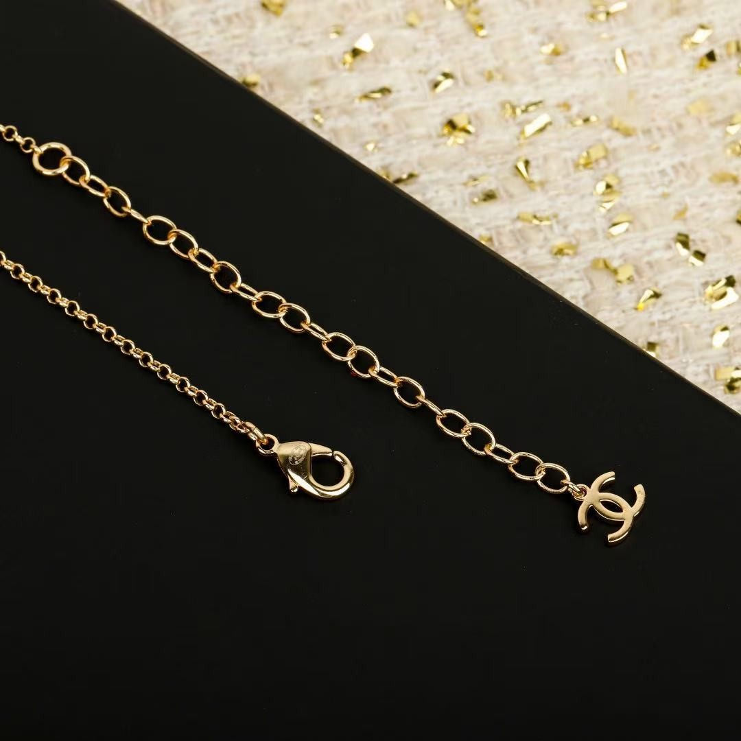 <p>CHANEL&nbsp;黑白拼色珍珠毛衣链</p>