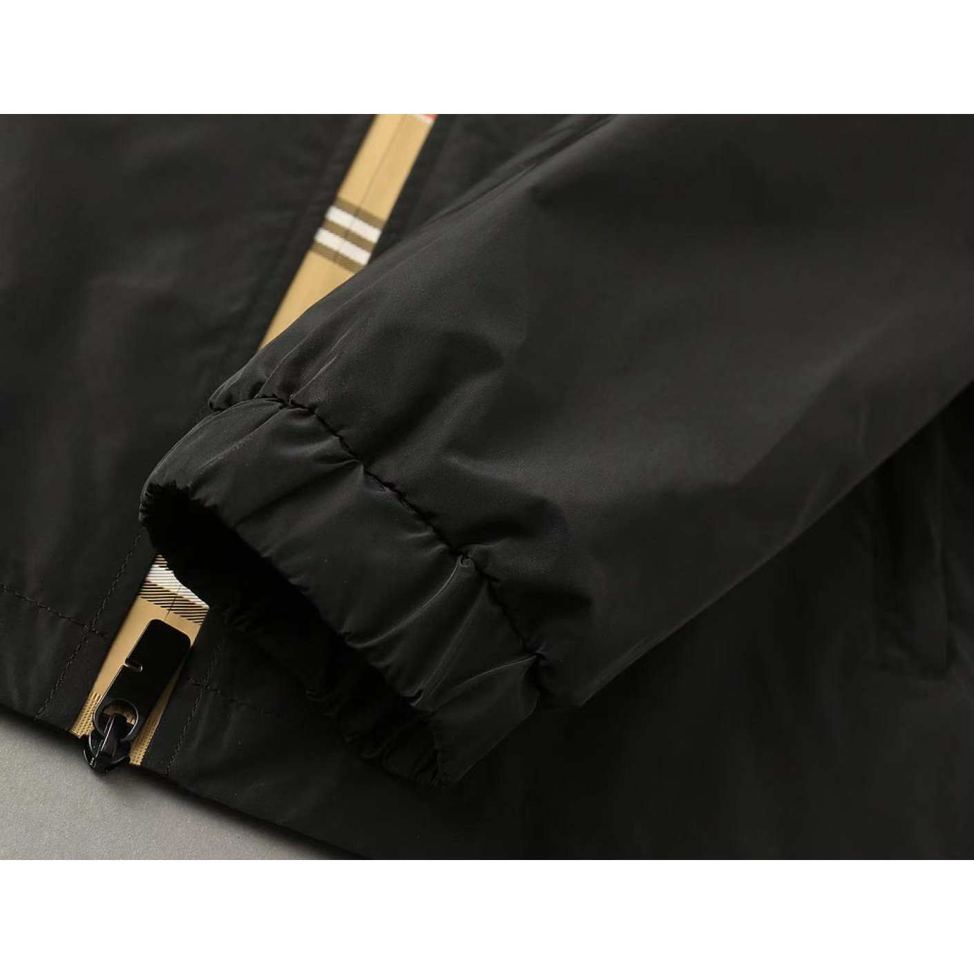 <p>BURBERRY&nbsp;男士夹克外套(黑)</p>