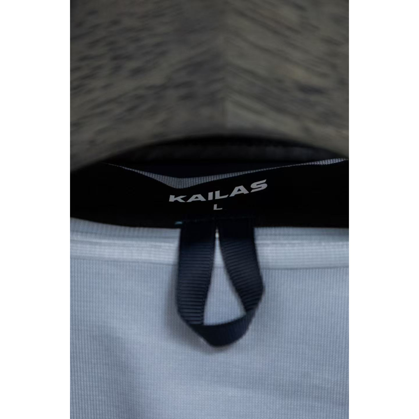 <p>KAILAS LT户外压胶连帽冲锋衣(藏青色)</p>