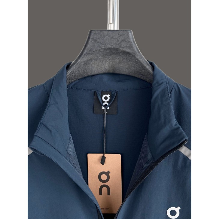 <p>On Weather Jacket Insulated 輕量外套</p>