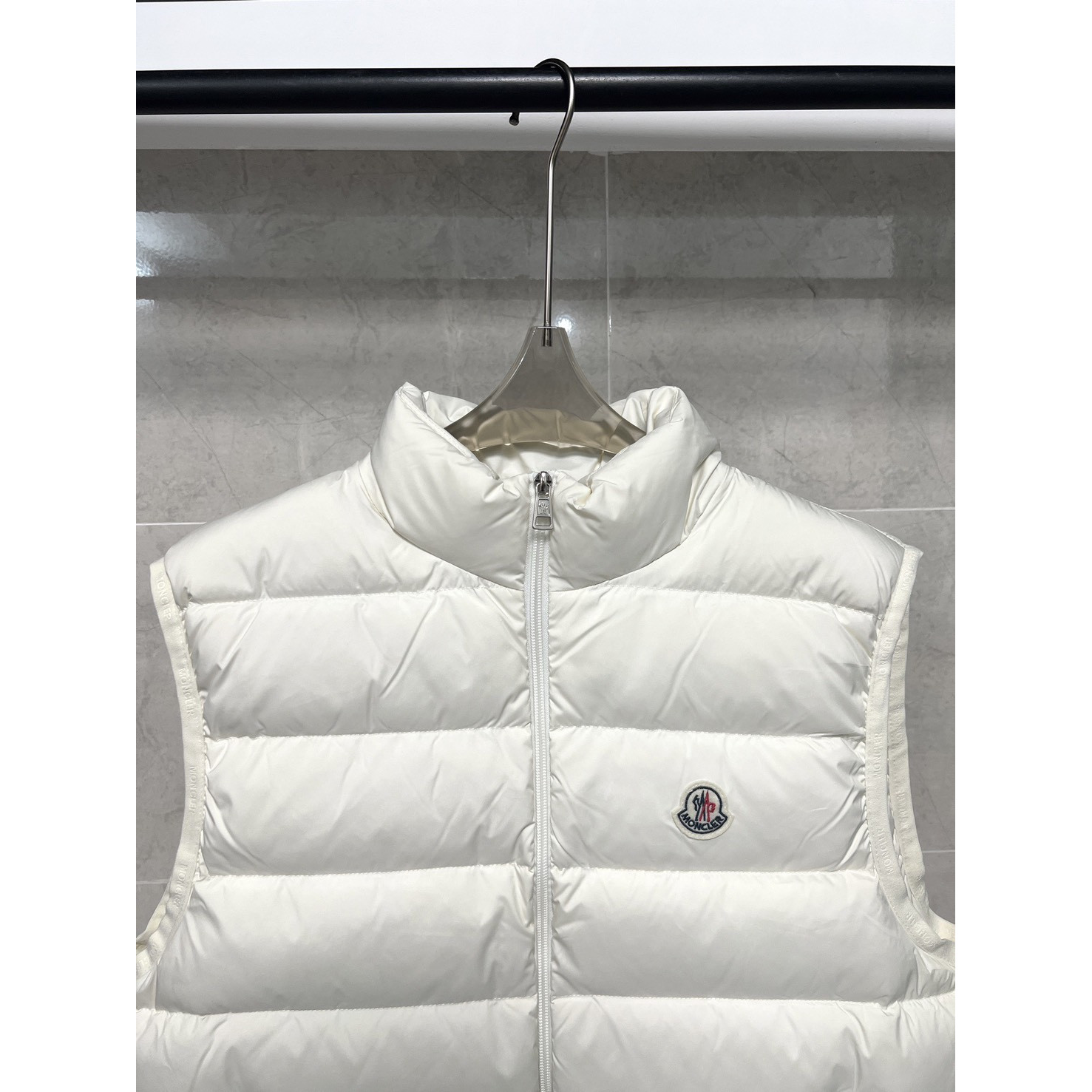 <p>Moncler 情侣款羽绒服 (白Y24)</p>