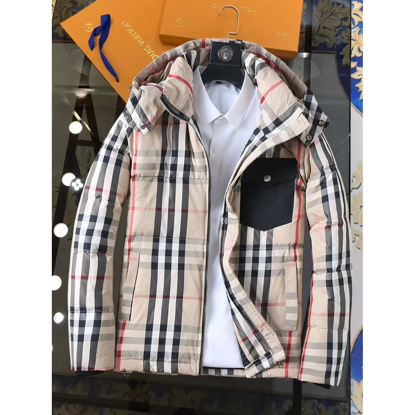 <p>BURBERRY 羽绒服(黑)</p>