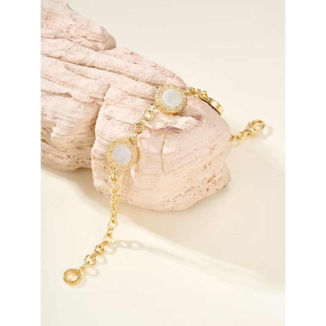 <p>Bvlgari logo钱币系列粗金色手链</p>