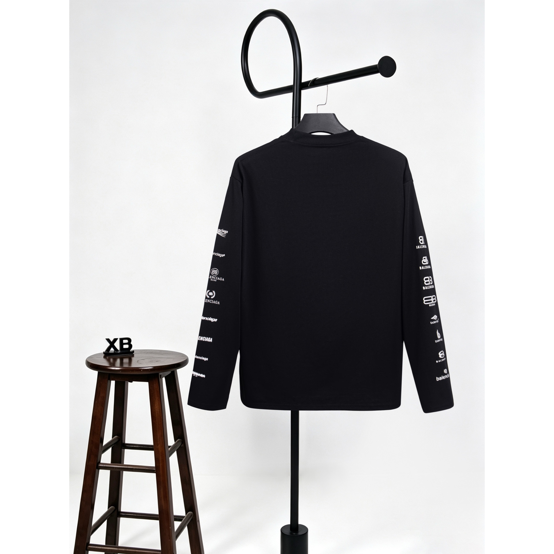 <p>Balenciaga&nbsp;圆领长袖T(X488黑)</p>