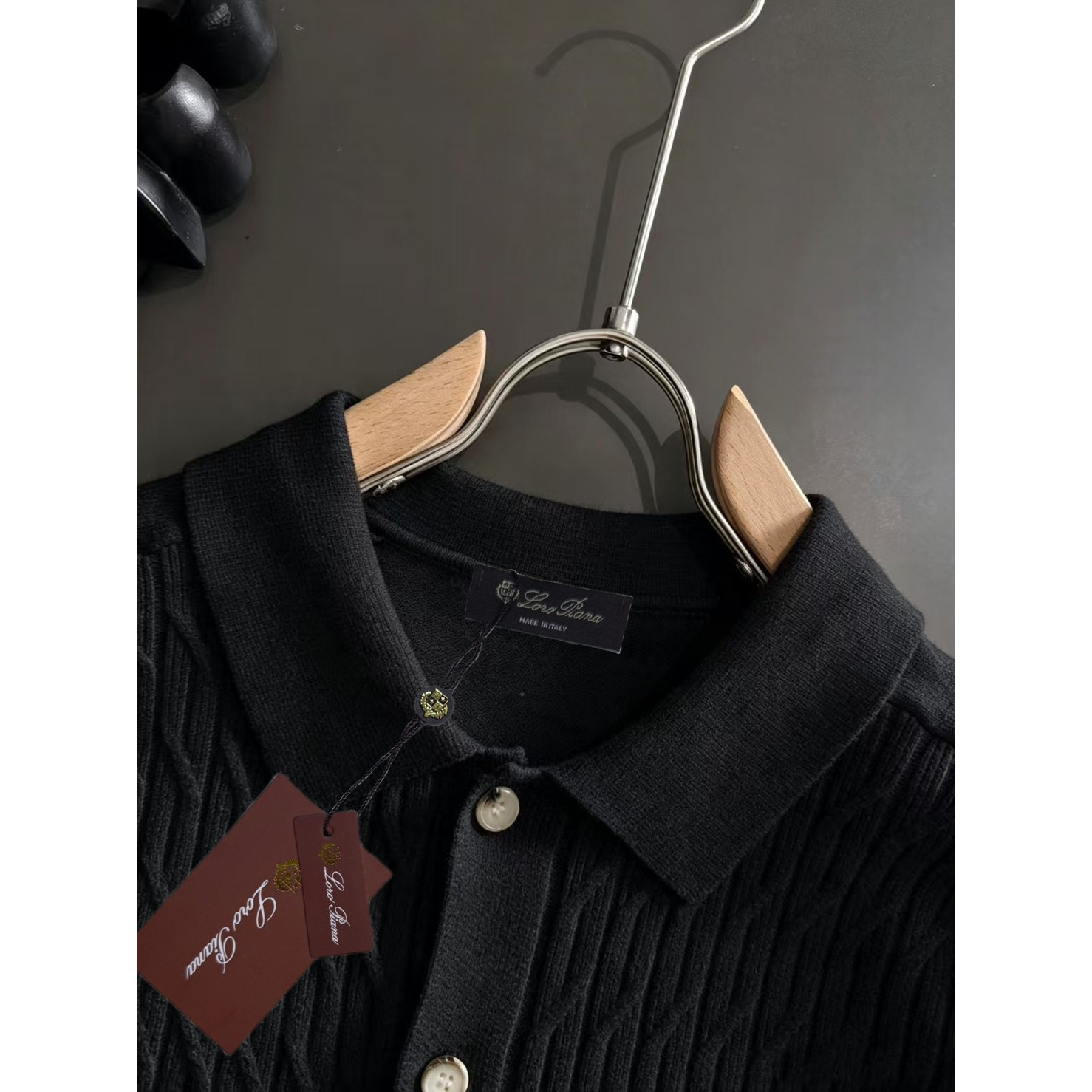 <p>Loro Piana 男士翻领针织外套(黑)</p>