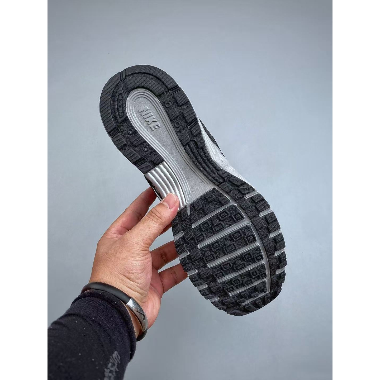 <p>Nike P-9000 休闲跑步鞋(黑)&nbsp;</p>