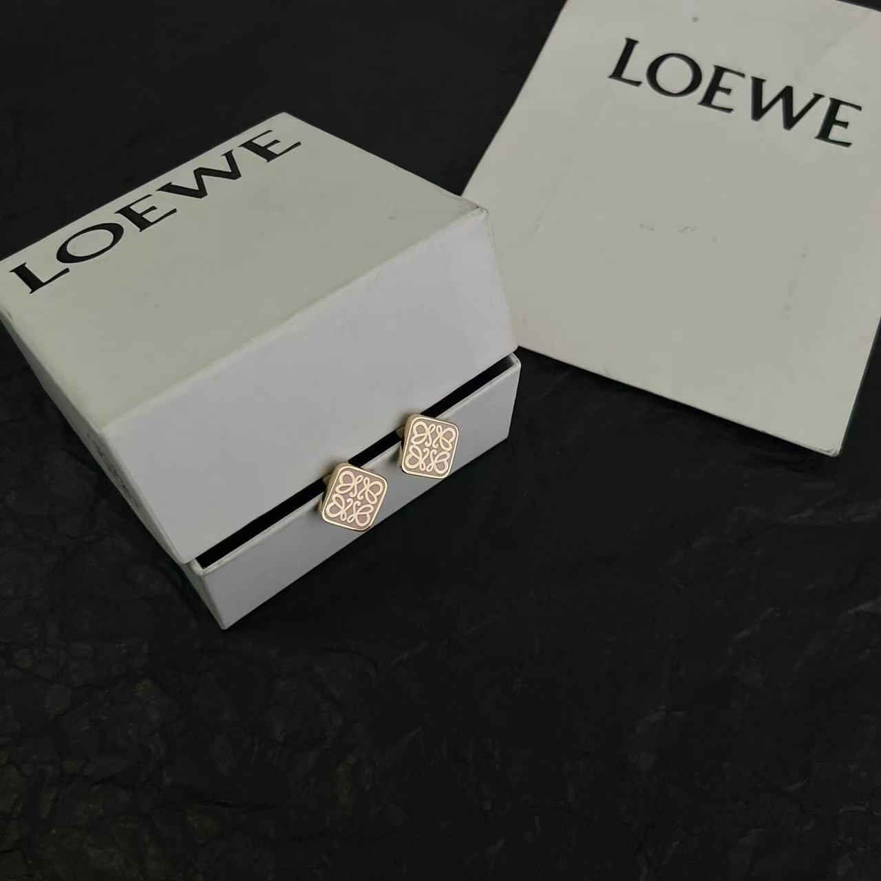 <p>L0EWE 耳钉</p>