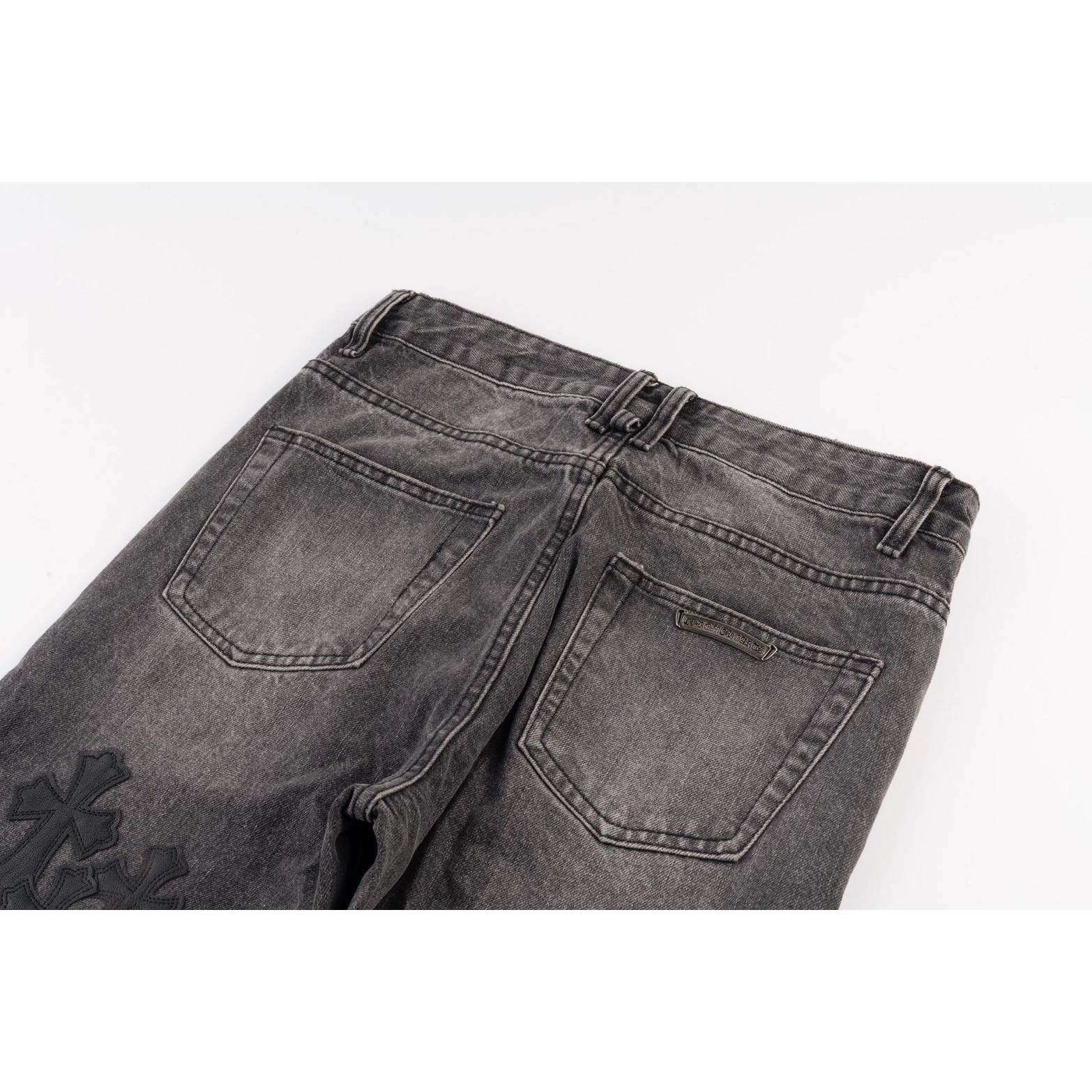 <p>CHROME HEARTS 城市限定火焰黑白贴皮牛仔裤(1566#)</p>