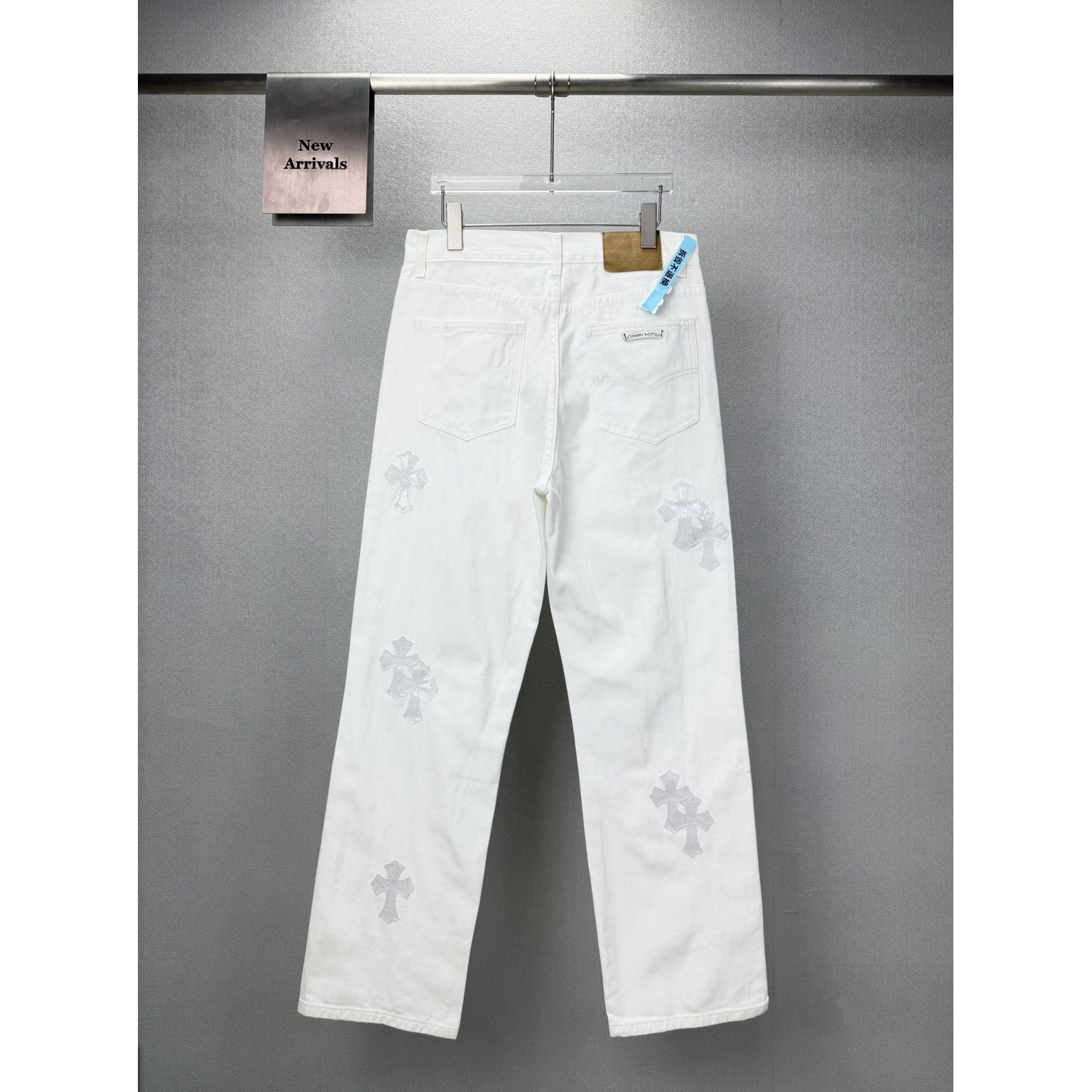 <p>CHROME HEARTS 白色牛王星空十字架拼皮情侣款宽松牛仔裤&nbsp;</p>