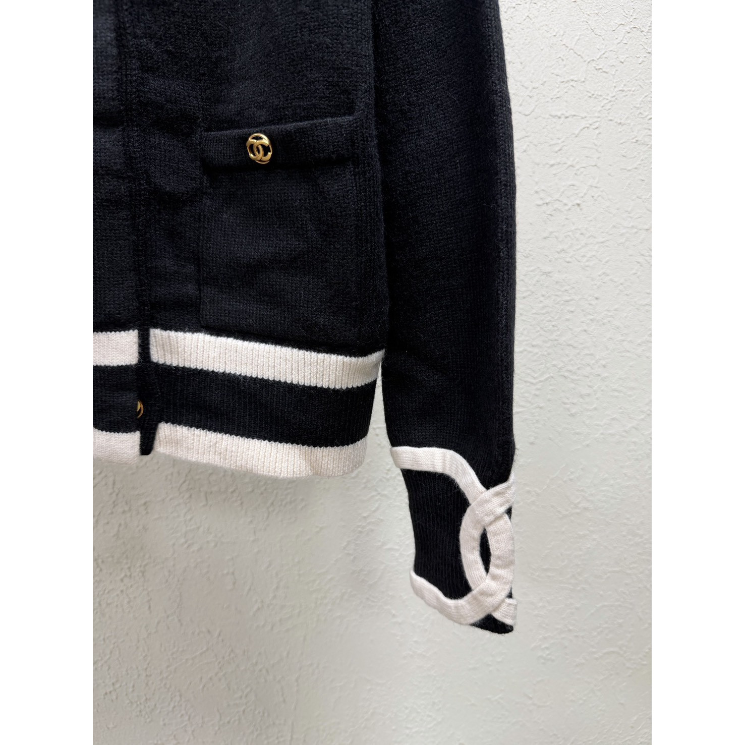 <p>Chanel 羊绒针织开衫(藏青)</p>