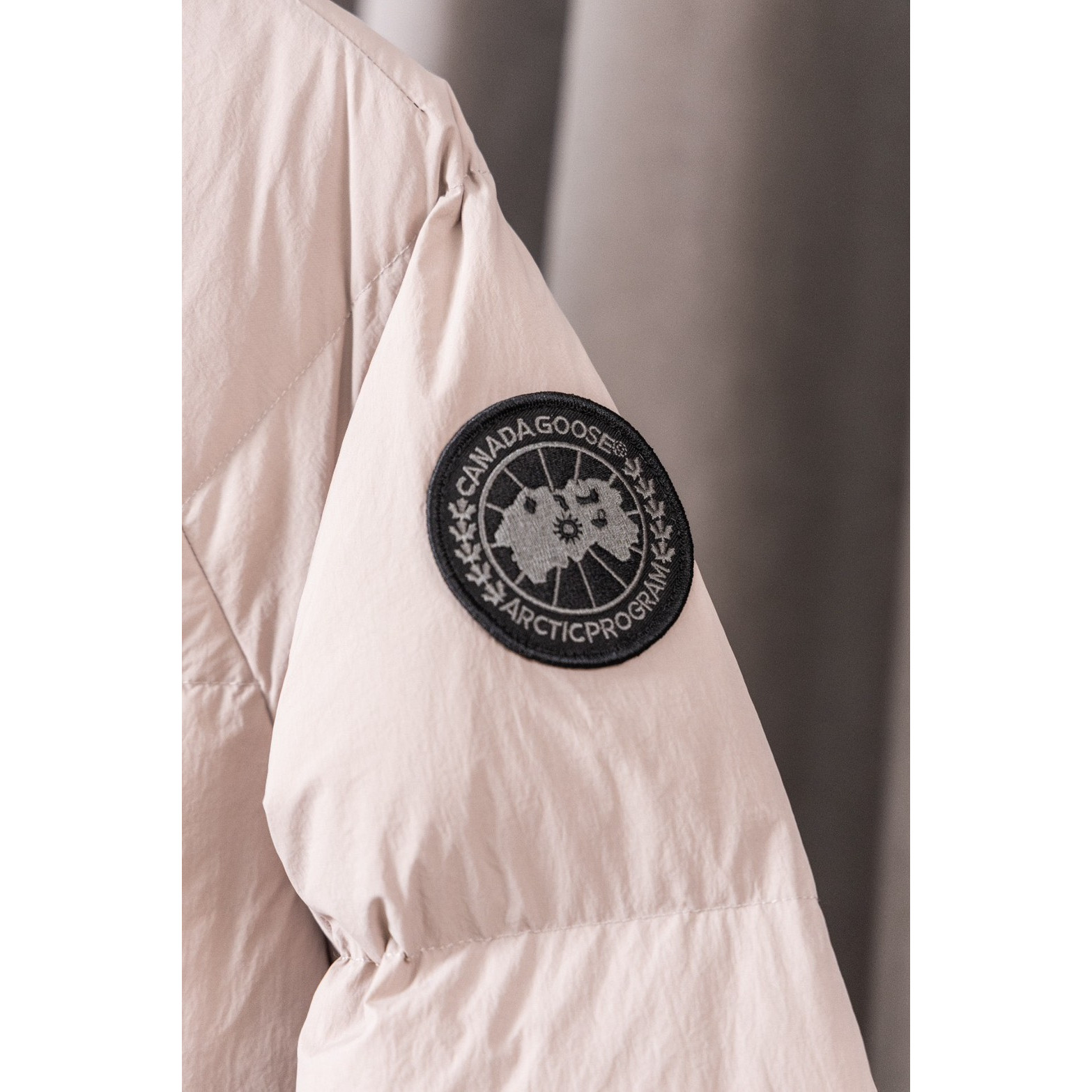 <p>Canada Goose Junction 黑标短款羽绒服(欧阳娜娜同款)(白色)</p>