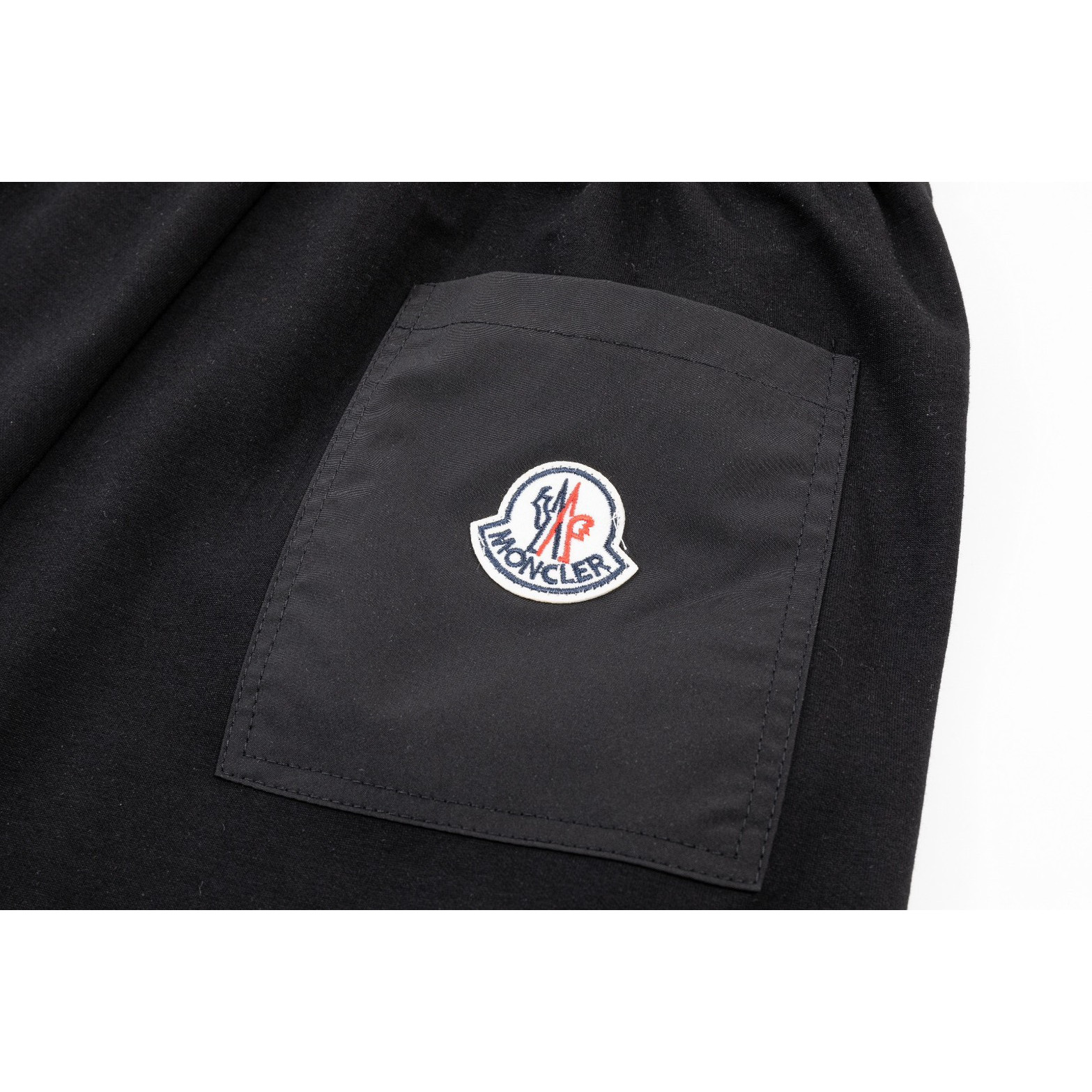 <p>MONCLER 休闲短裤(黑)</p>