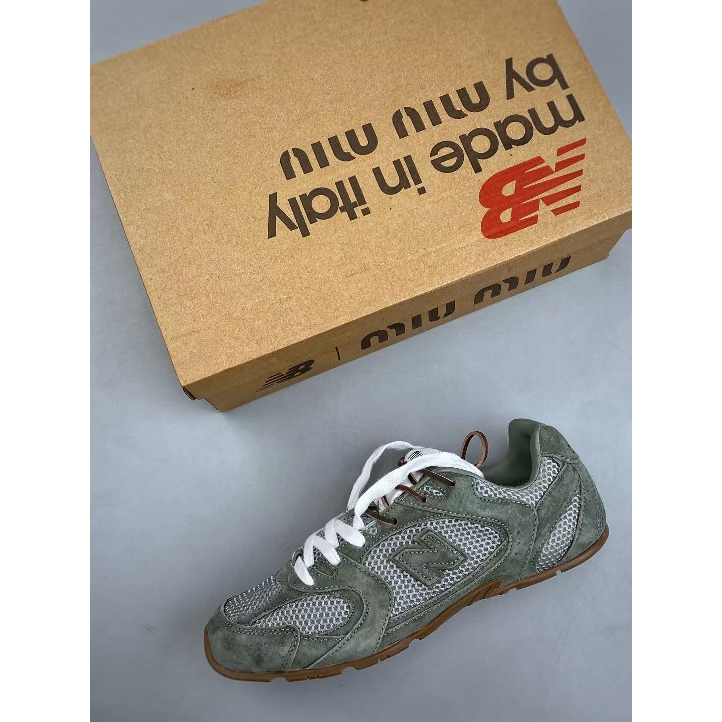 <p>MiuMiu x New Balance 低帮生活休闲鞋(墨綠)&nbsp;&nbsp;</p>