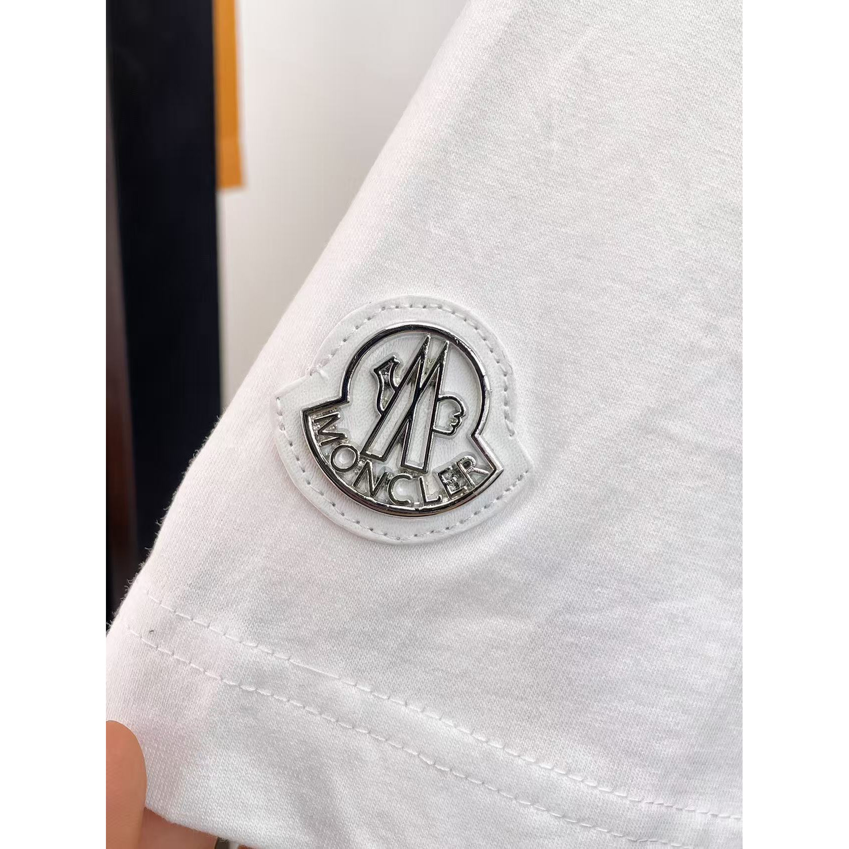 <p>MONCLER&nbsp;专柜新款短袖T恤(白)</p>