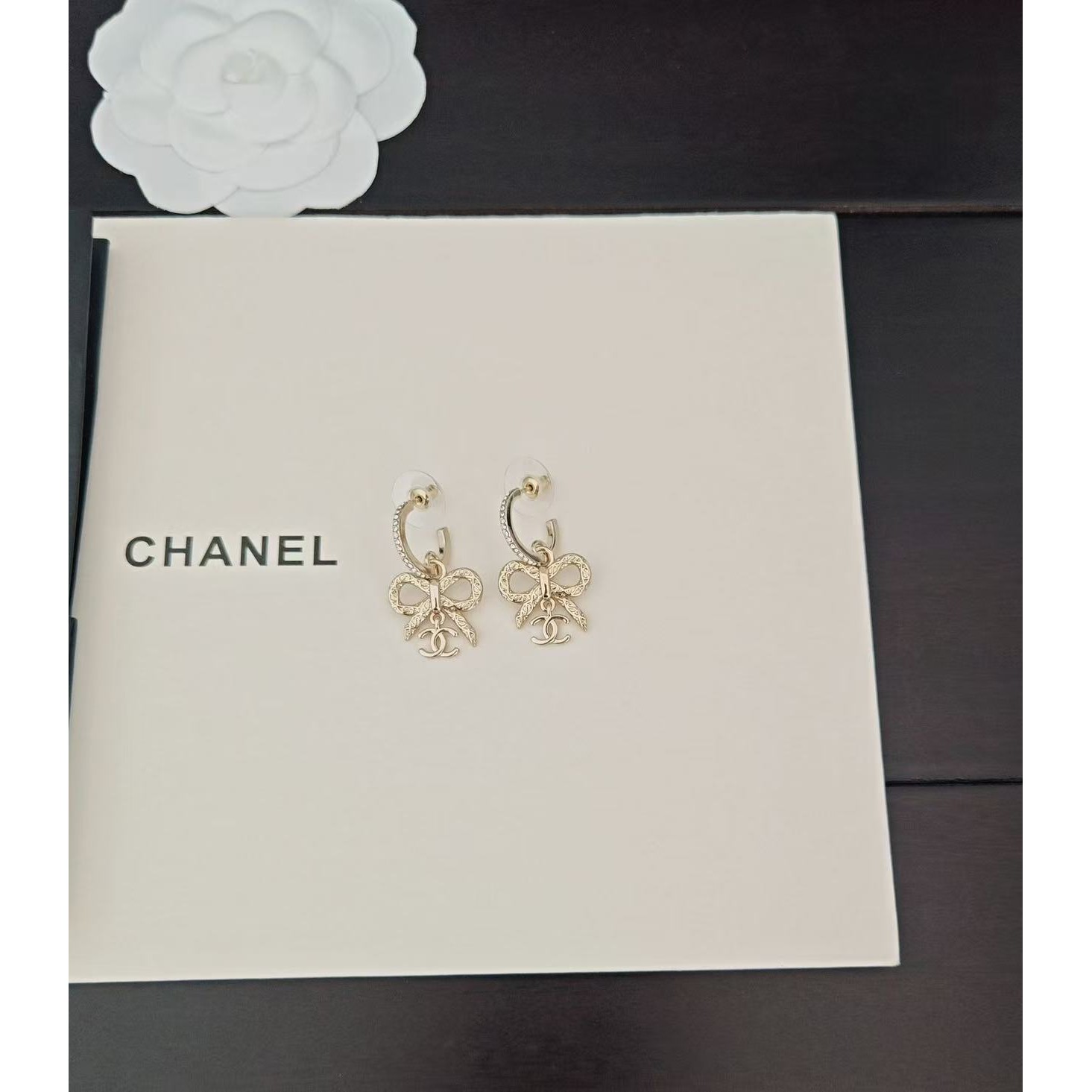 <p>CHANEL&nbsp;浅金蝴蝶结耳钩</p>