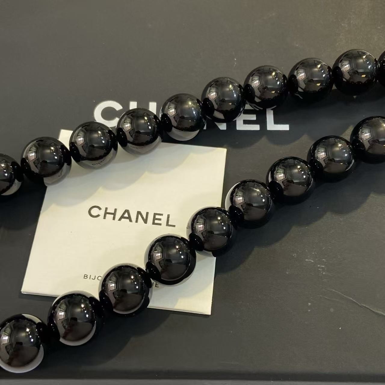 <p>CHANEL 抱珠吊金珠项链</p>