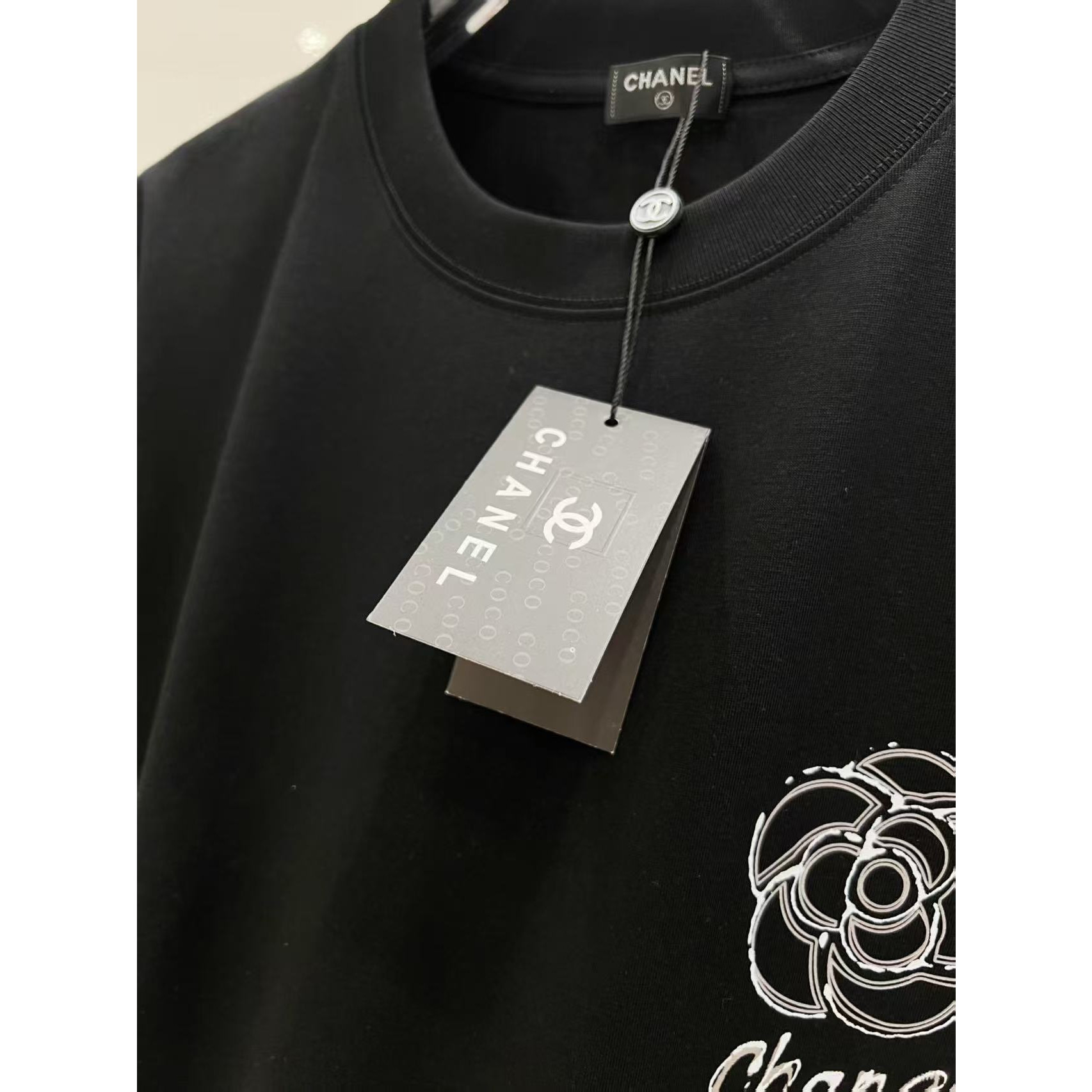 <p>CHANEL 圆领T恤(黑)</p>