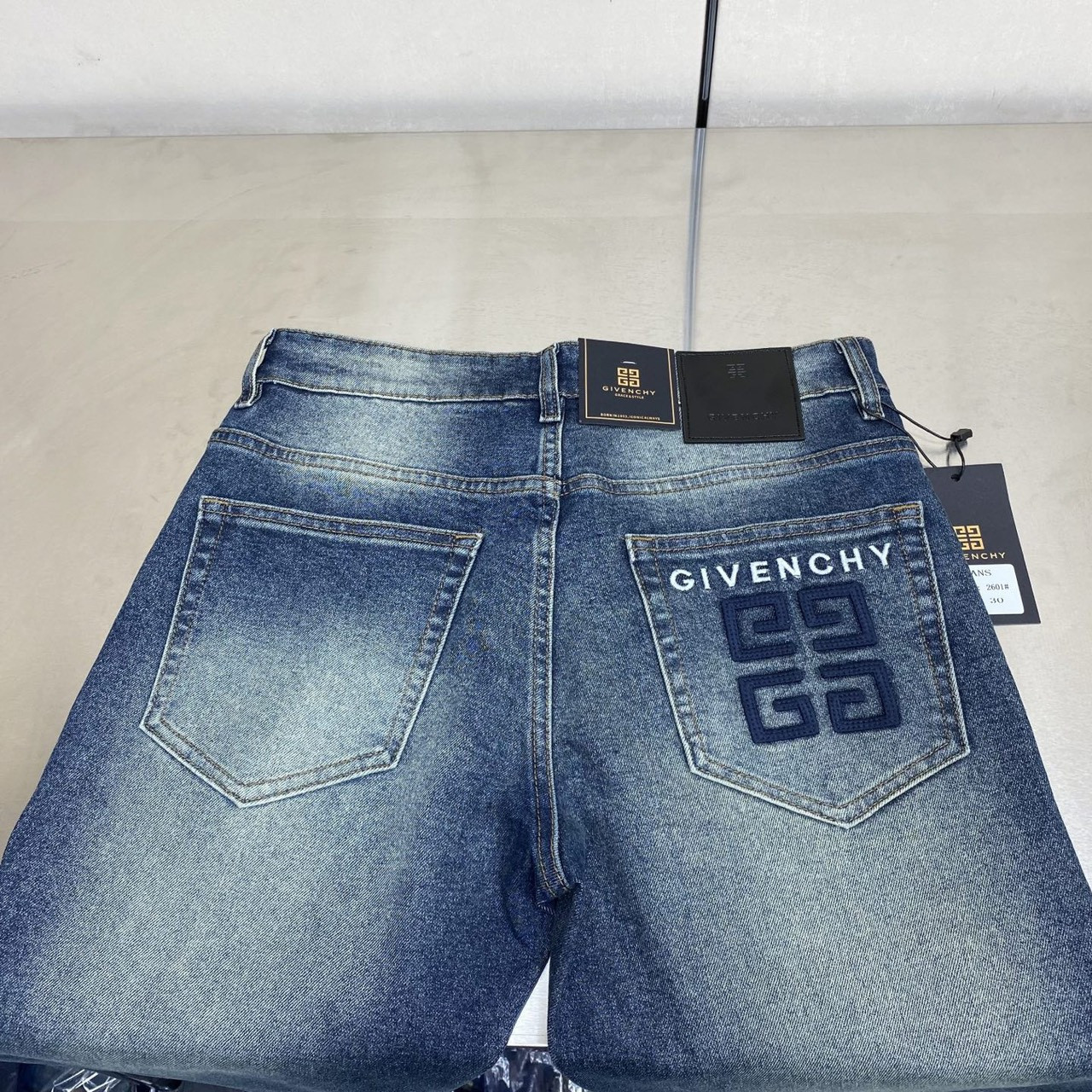 <p>GIVENCHY 丹宁水洗牛仔裤(2601)</p>