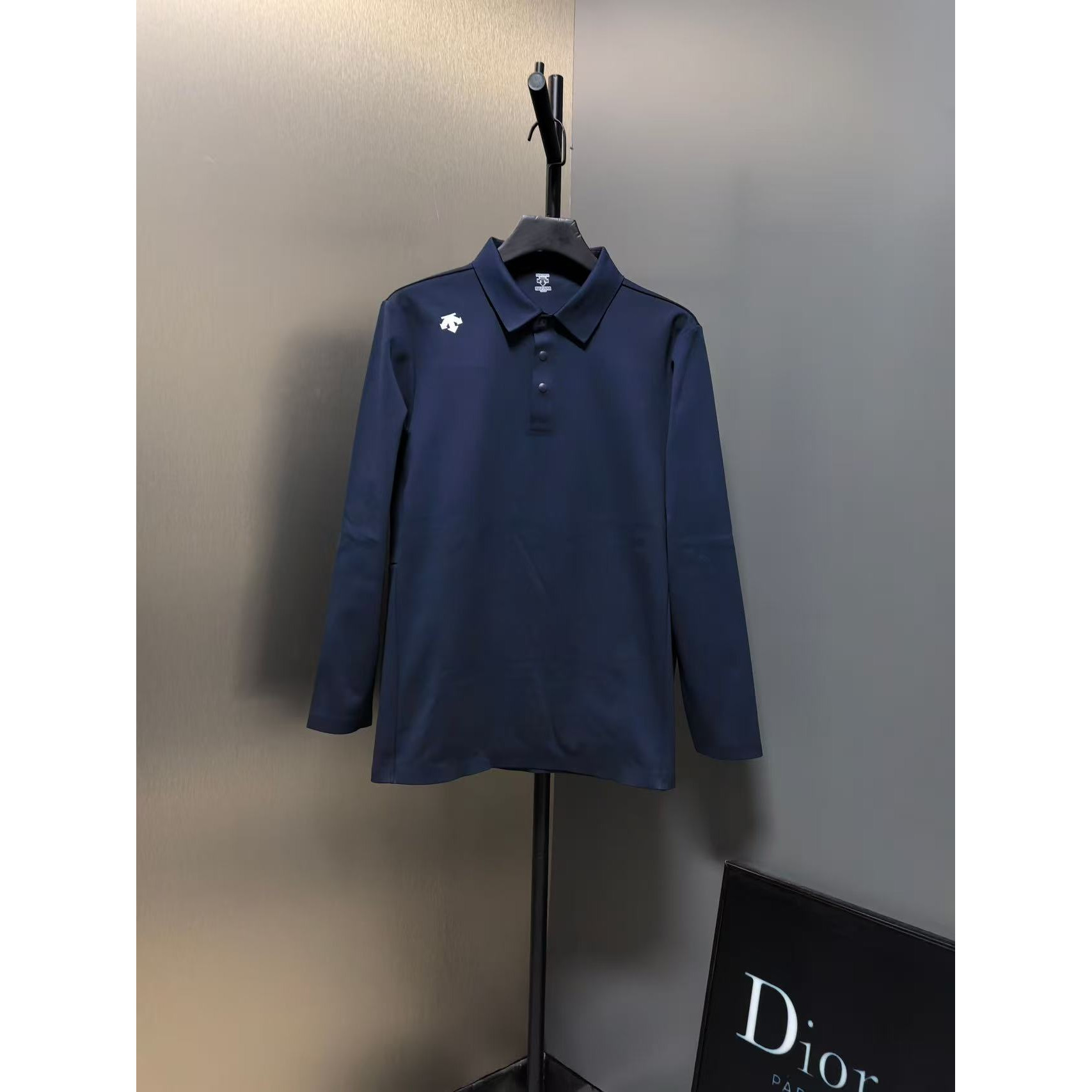 <p>Descente 翻领长袖打底(藏青)</p>