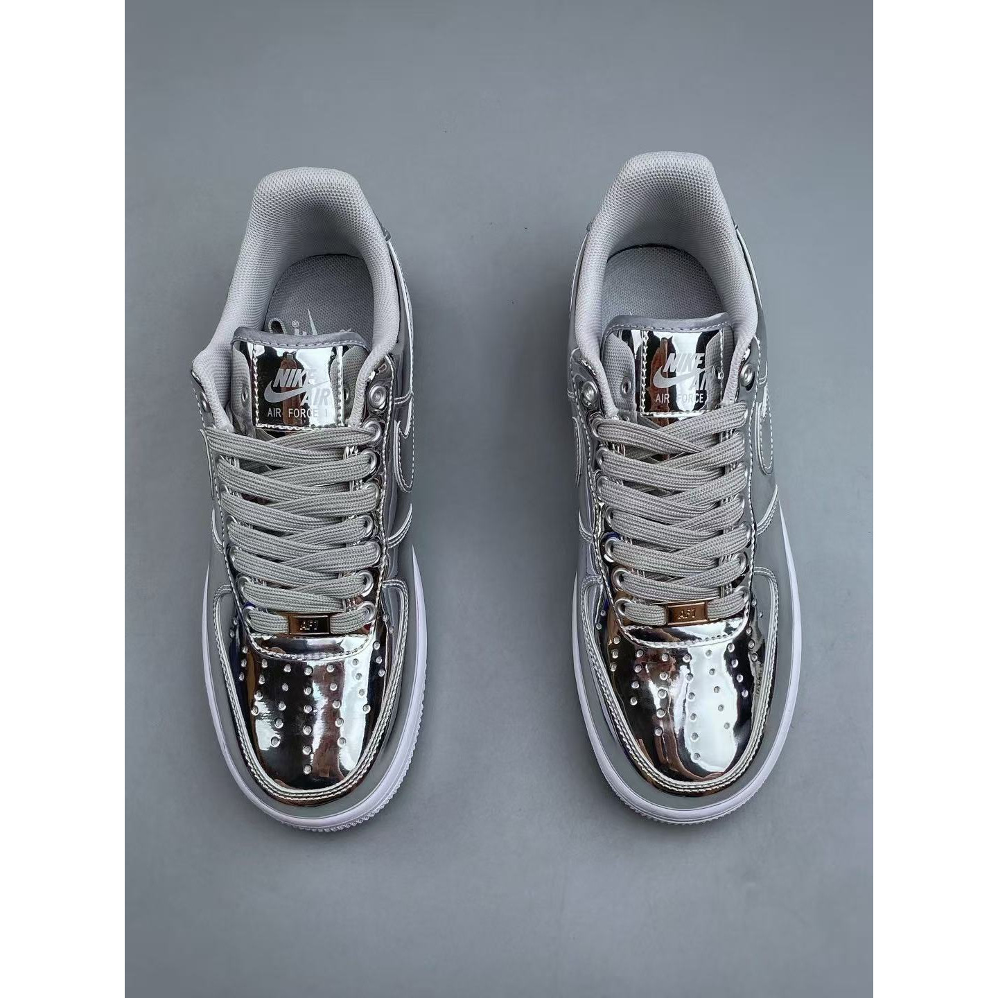 <p>Nike Air Force1 07 low&nbsp; (銀)</p>