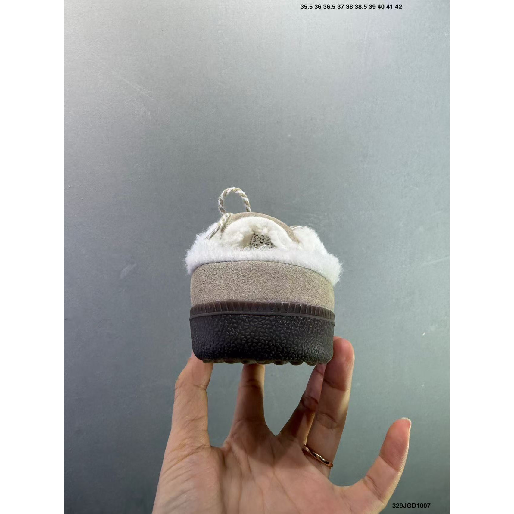 <p>Adidas Originals Samba OG Mule 休闲拖鞋(灰)</p>