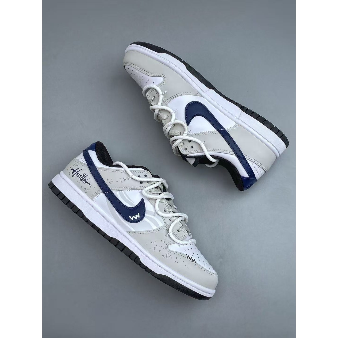 <p>NIKE DUNK LOW RETRO 联名款低帮休闲运动板鞋(白灰藍)</p>