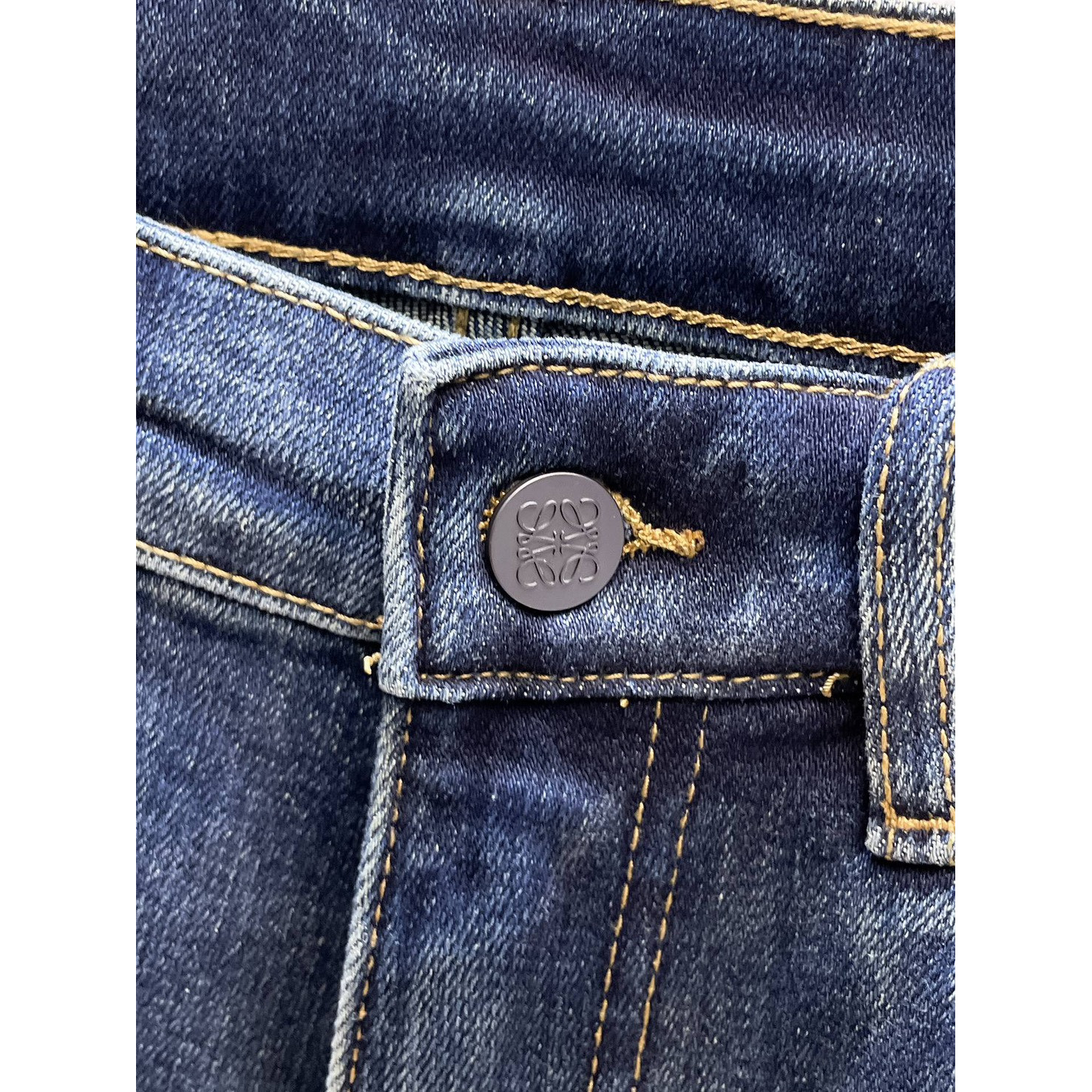 <p>LOEWE&nbsp;高端牛仔裤</p>
