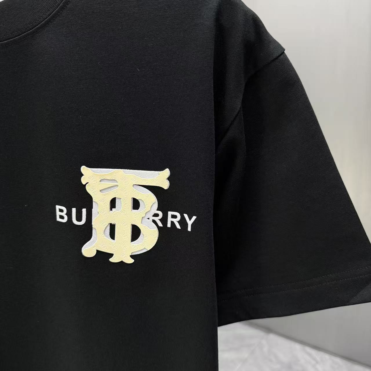 <p>BURBERRY 短袖T恤(黑)</p>