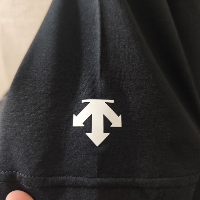 <p>DESCENTE 短袖T恤(黑)</p>