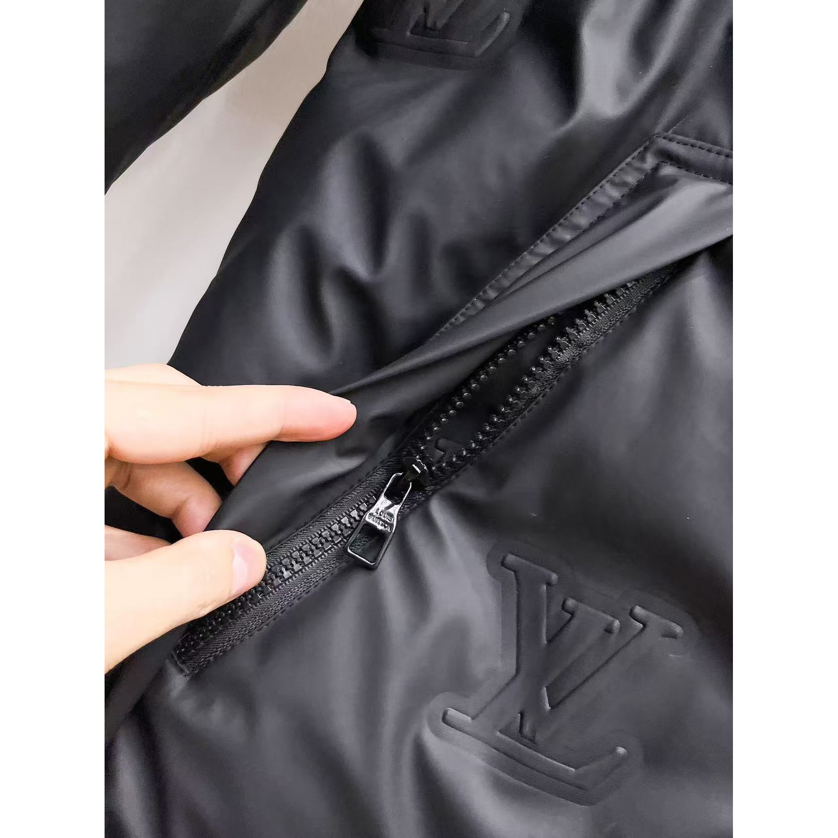 <p>LV 秋冬新款羽绒服(黑)</p>
